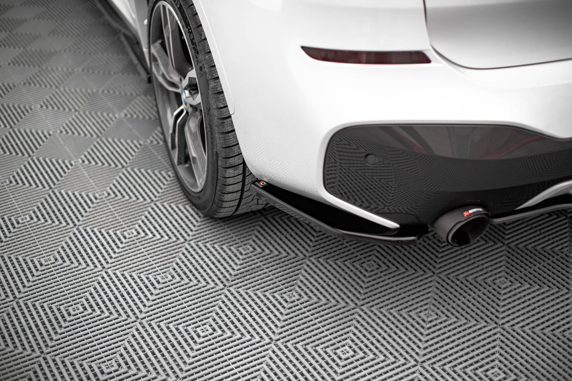 Street+ Heck Ansatz Flaps passend für BMW X1 M-Paket F48 / F48 FL schwarz Hochglanz