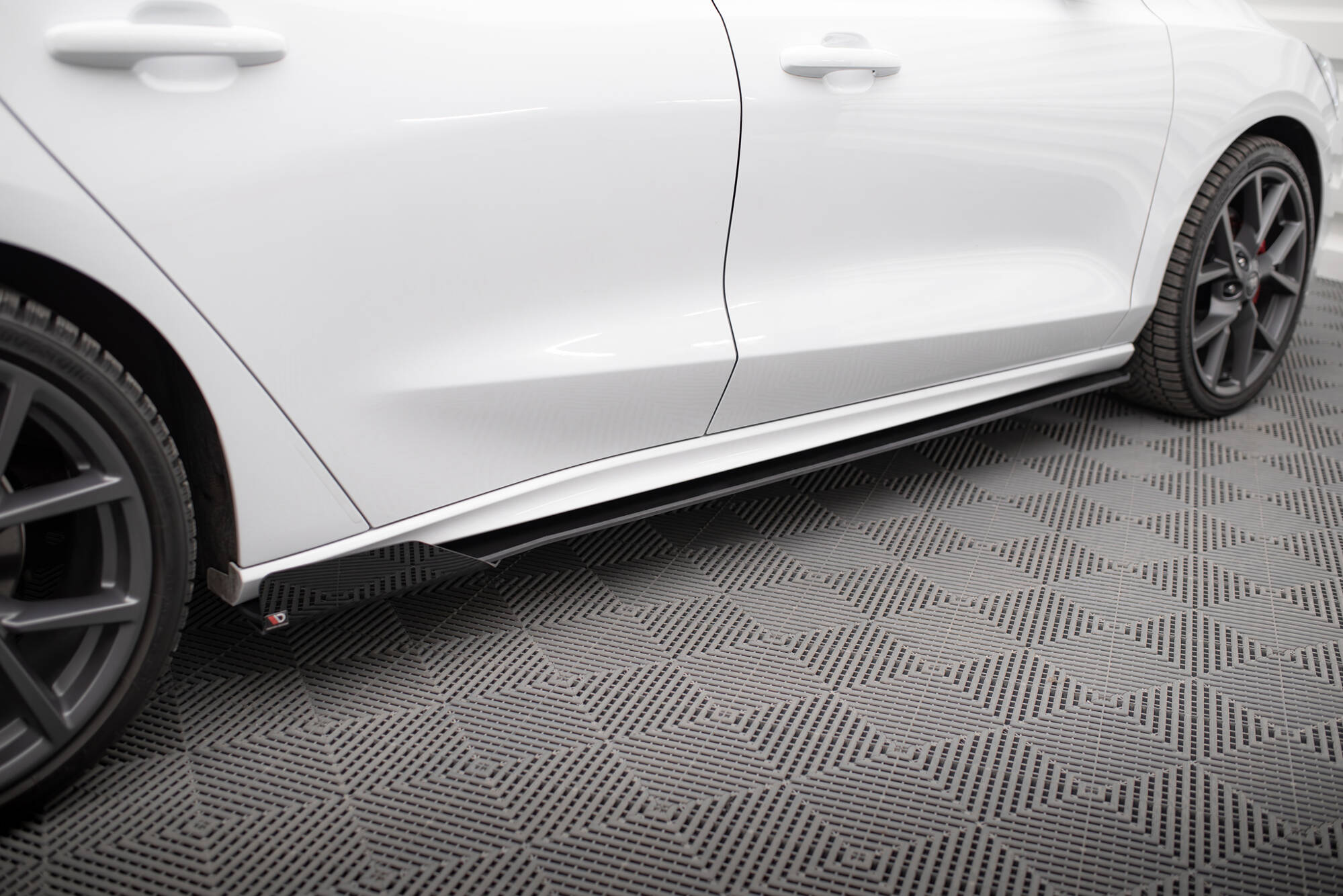 Street Pro Seitenschweller Ansatz + Flaps für Ford Focus ST / ST-Line Mk4 schwarz Hochglanz