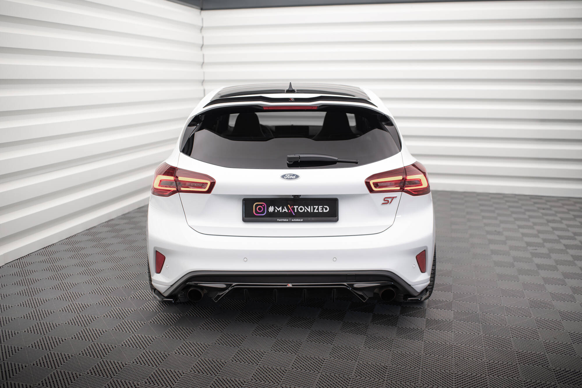 Diffusor Heck Ansatz V.2 für Ford Focus Hatchback ST Mk4 schwarz Hochglanz