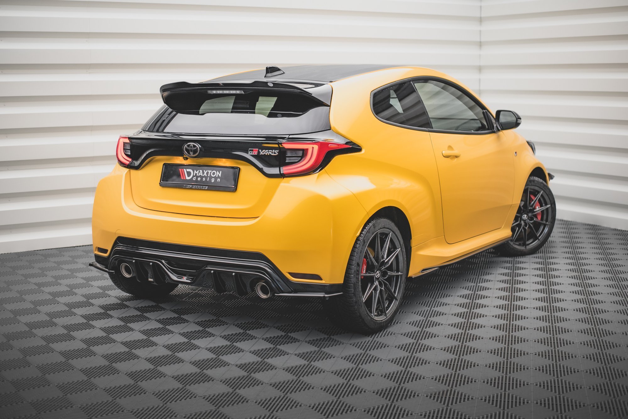 Street+ Heck Ansatz Flaps V.3 passend für Toyota GR Yaris Mk4 schwarz Hochglanz
