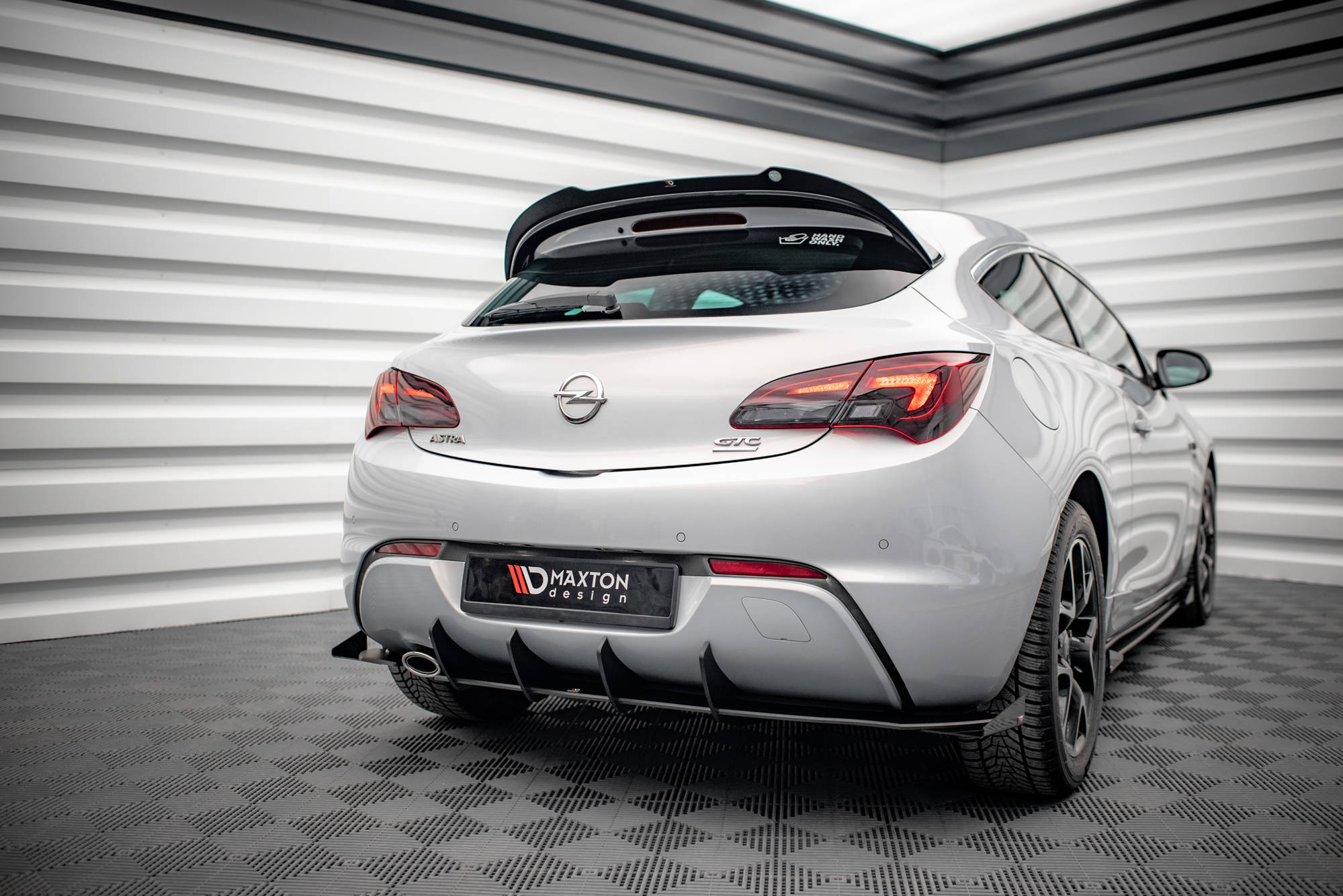 Hintere Seiten Flaps passend für Opel Astra GTC OPC-Line J schwarz Hochglanz