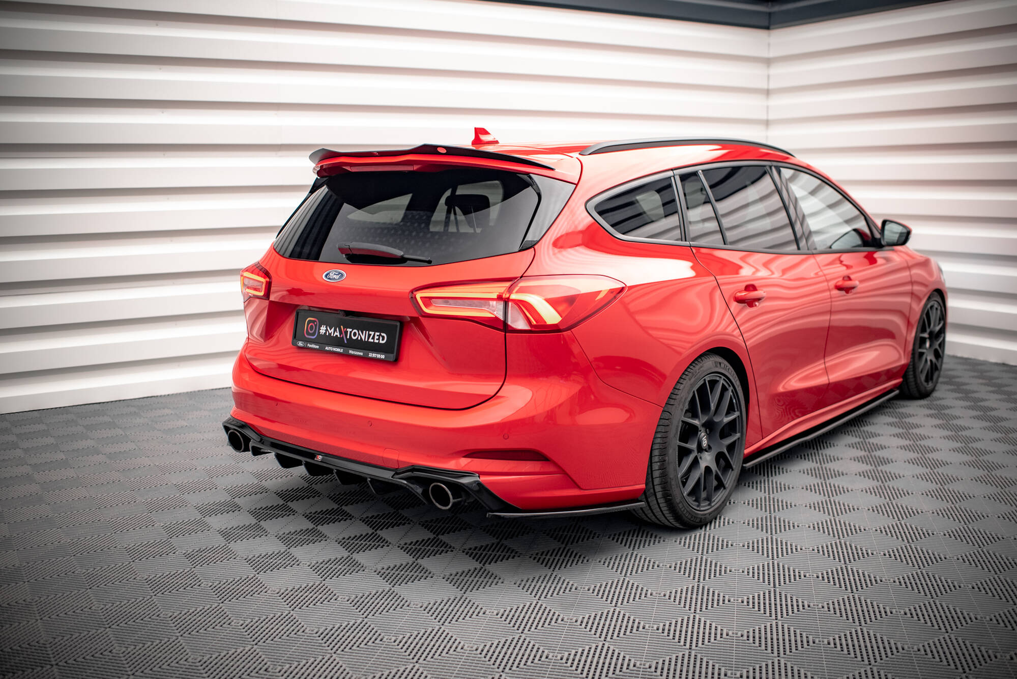 Street+ Heck Ansatz Flaps V.7 passend für Ford Focus Kombi ST Mk4 schwarz Hochglanz
