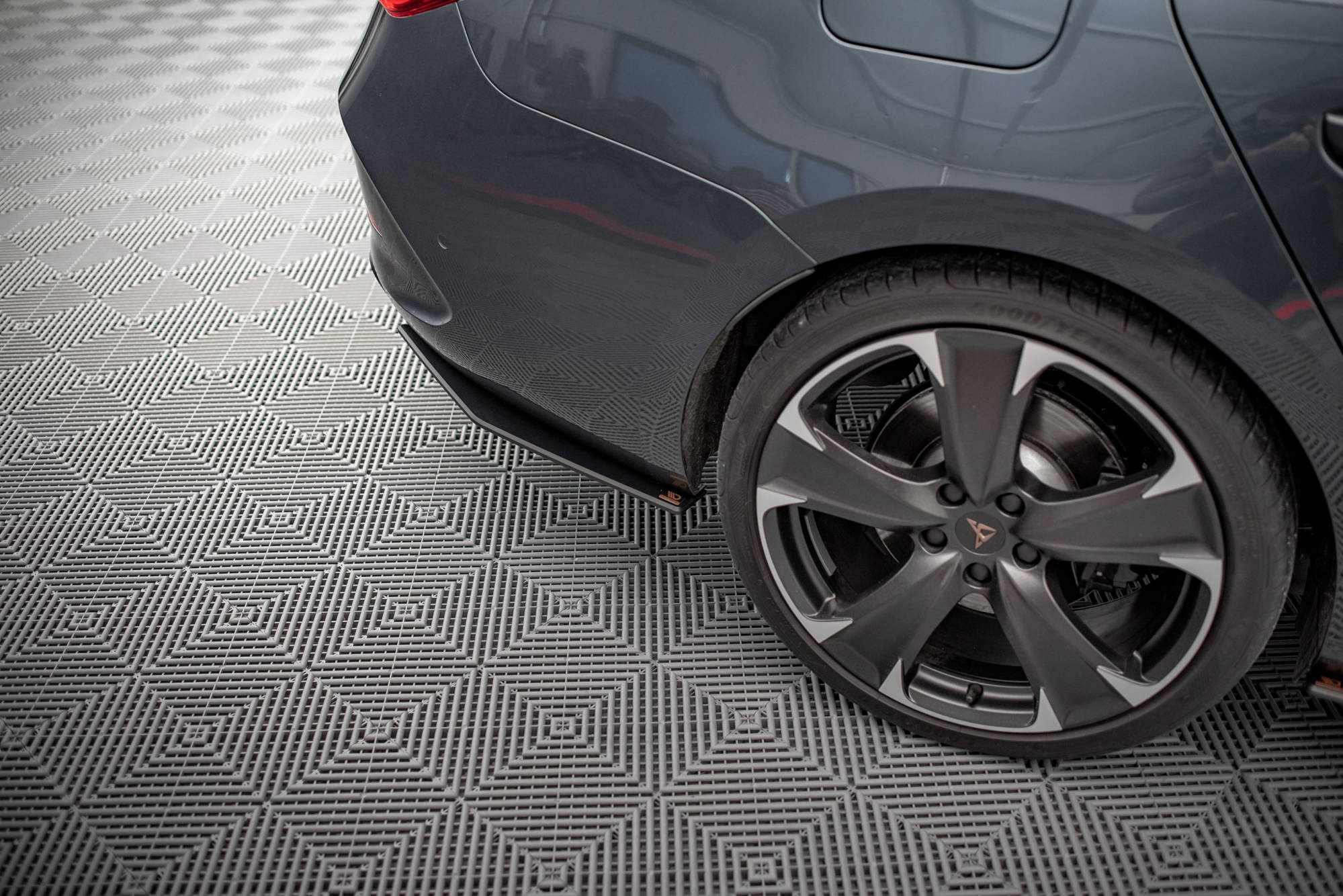 Diffusor Flaps passend für CUPRA Leon ST roter Kern