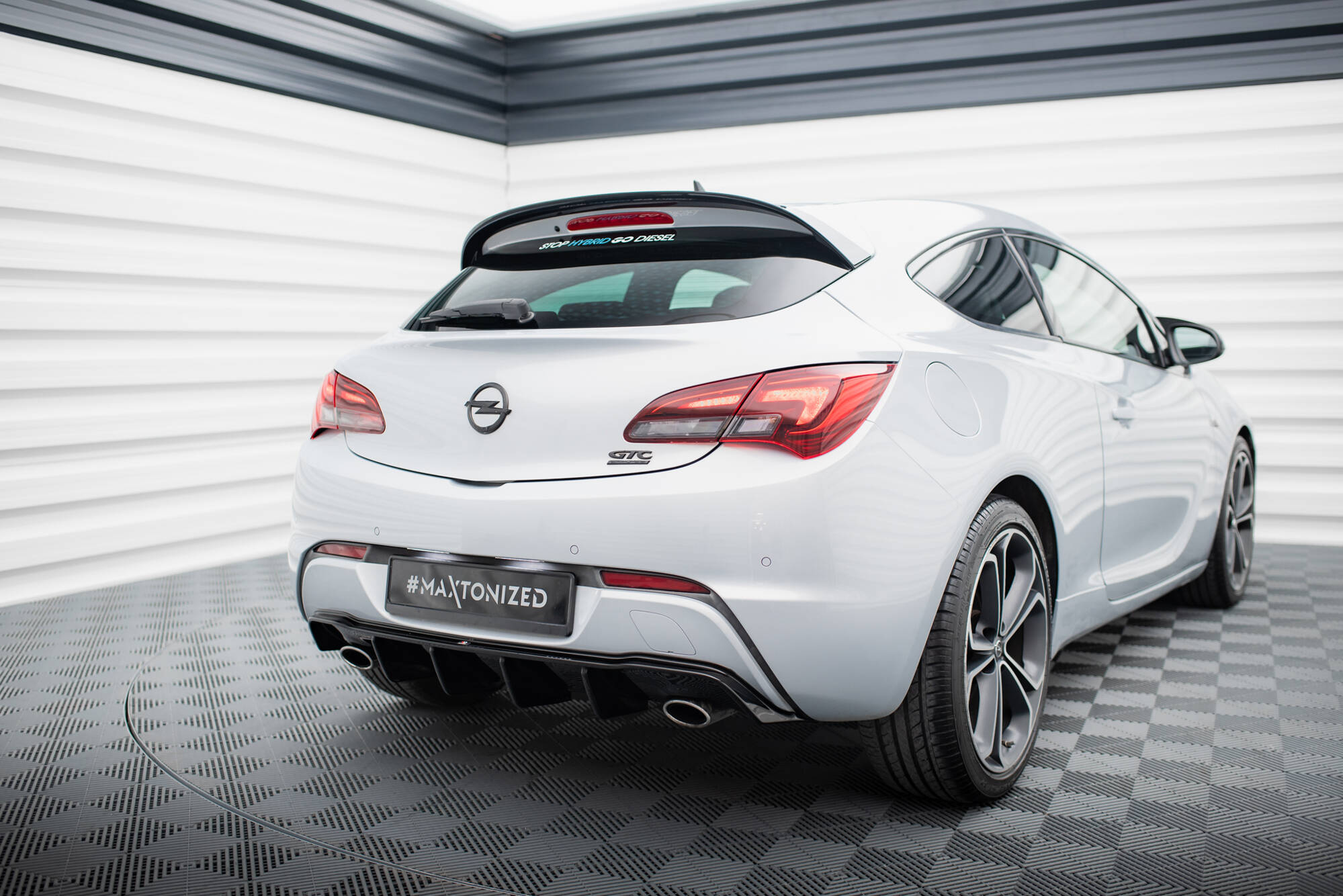 Street+ Heck Ansatz Diffusor passend für Opel Astra GTC OPC-Line J Einzelauspuff li. re. schwarz Hochglanz