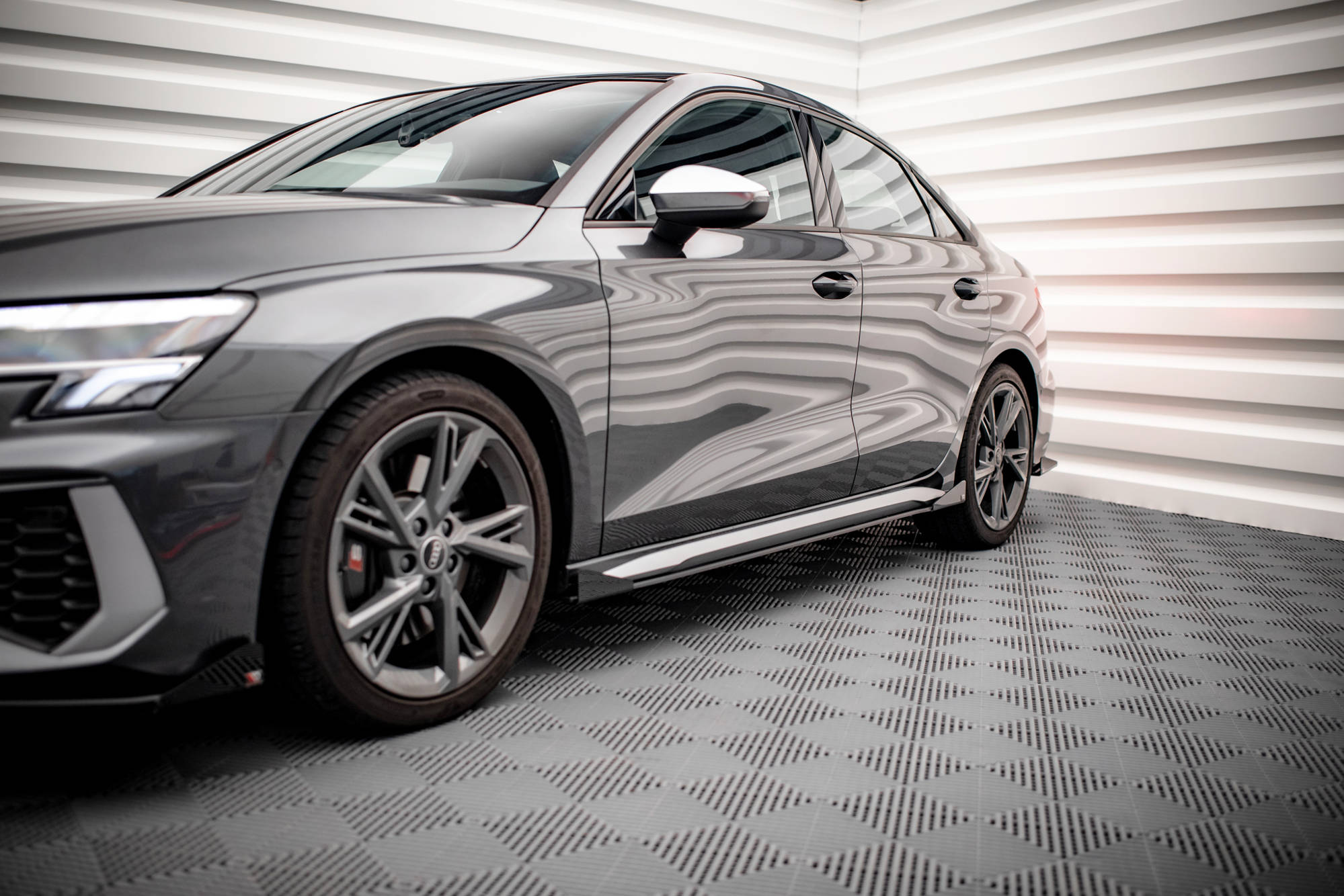 Street Pro Seitenschweller Leisten + Flaps V.1 passend für Audi S3 / A3 S-Line 8Y / 8Y FL schwarz Hochglanz