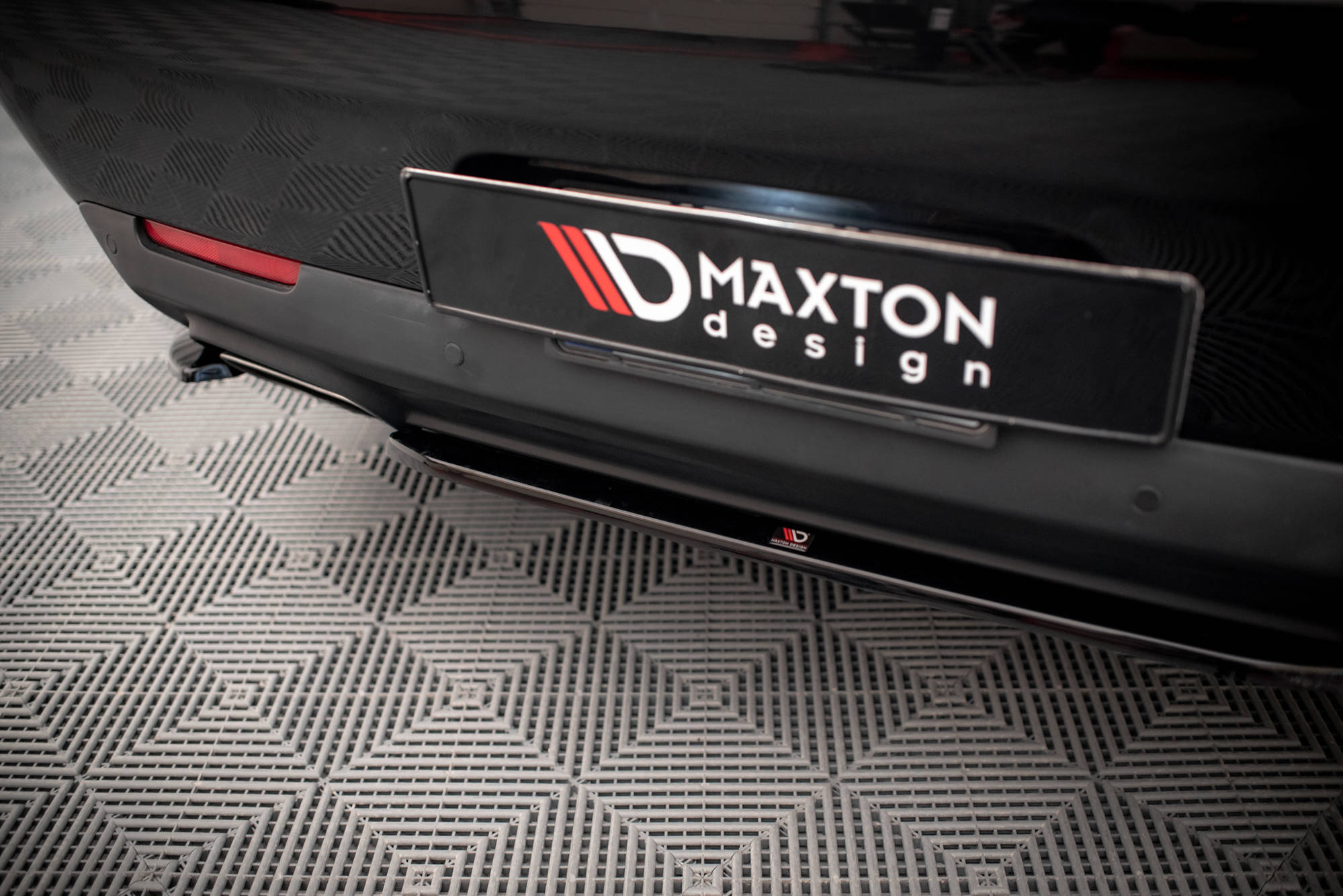 Street+ Mittlerer Diffusor Heck Ansatz passend für Dodge Challenger GT Mk3 FL schwarz Hochglanz