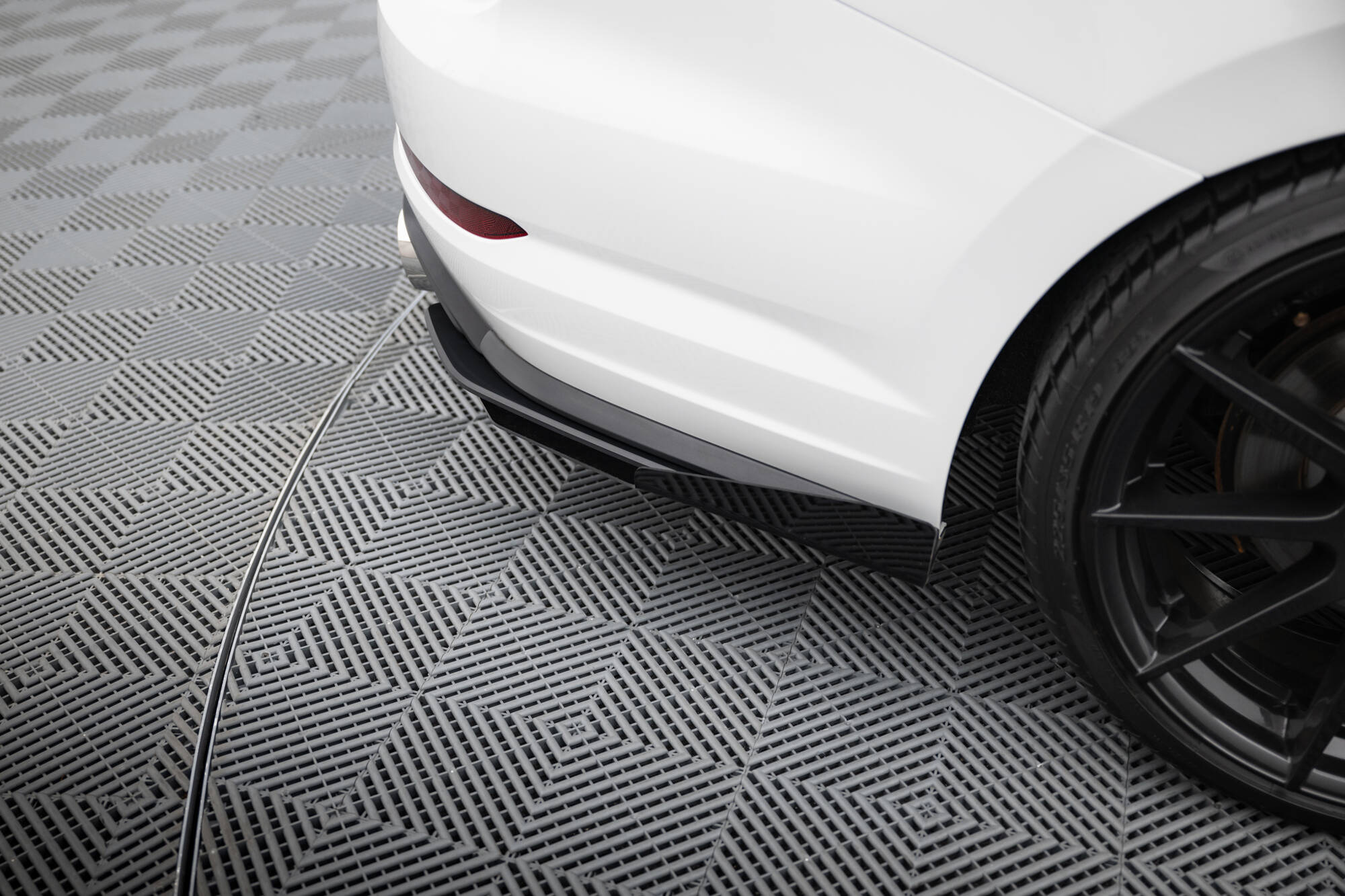 Hintere Seiten Flaps passend für VW Jetta GLI Mk7 schwarz Hochglanz