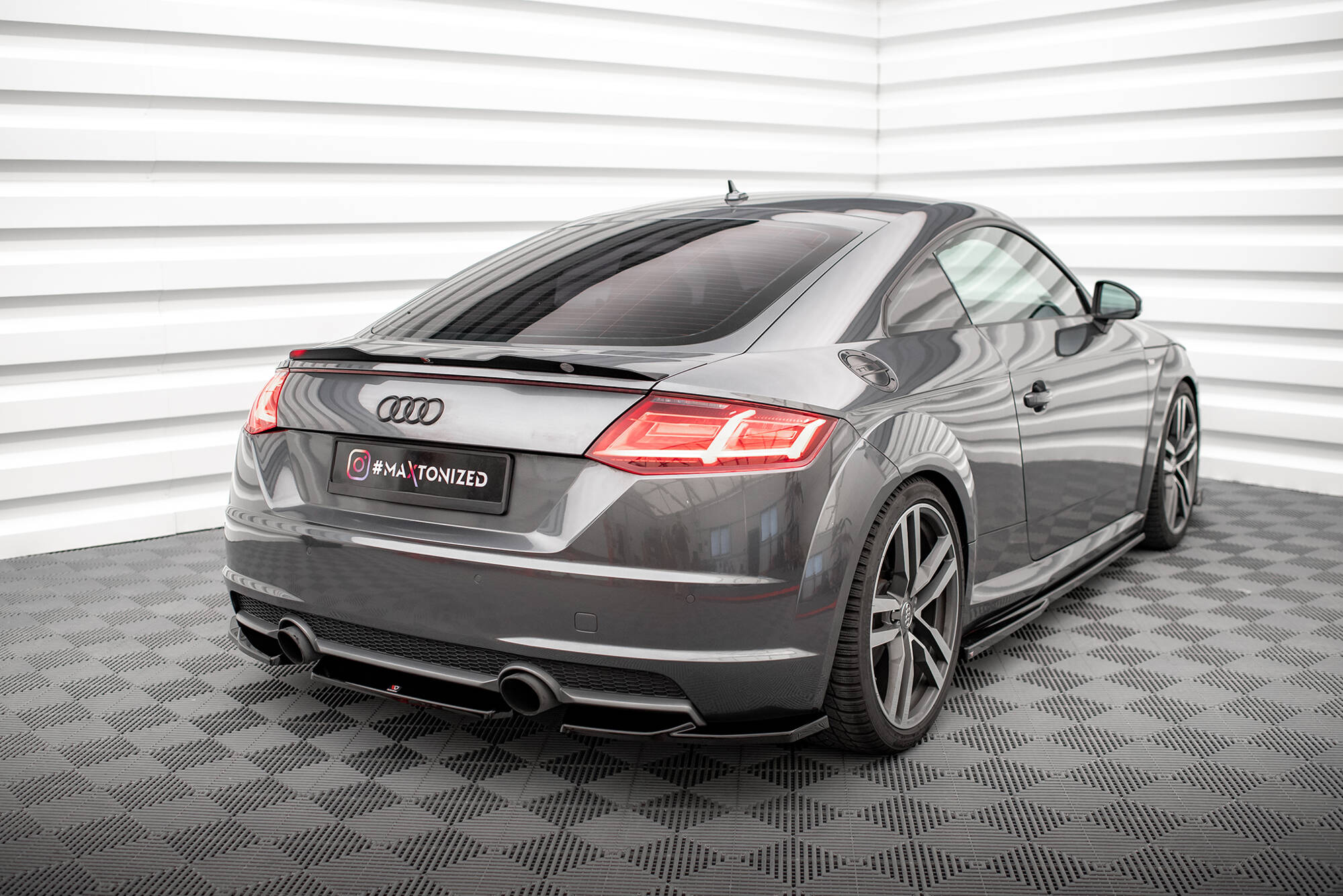 Street+ Heck Ansatz Flaps V.1 passend für Audi TT S-Line 8S schwarz Hochglanz