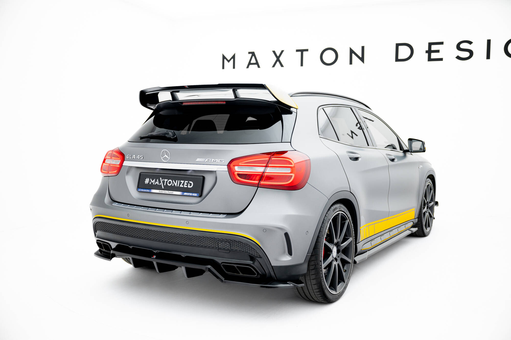 Street+ Mittlerer Diffusor RACE Heck Ansatz V.2 passend für Mercedes GLA 45 AMG X156 schwarz Hochglanz