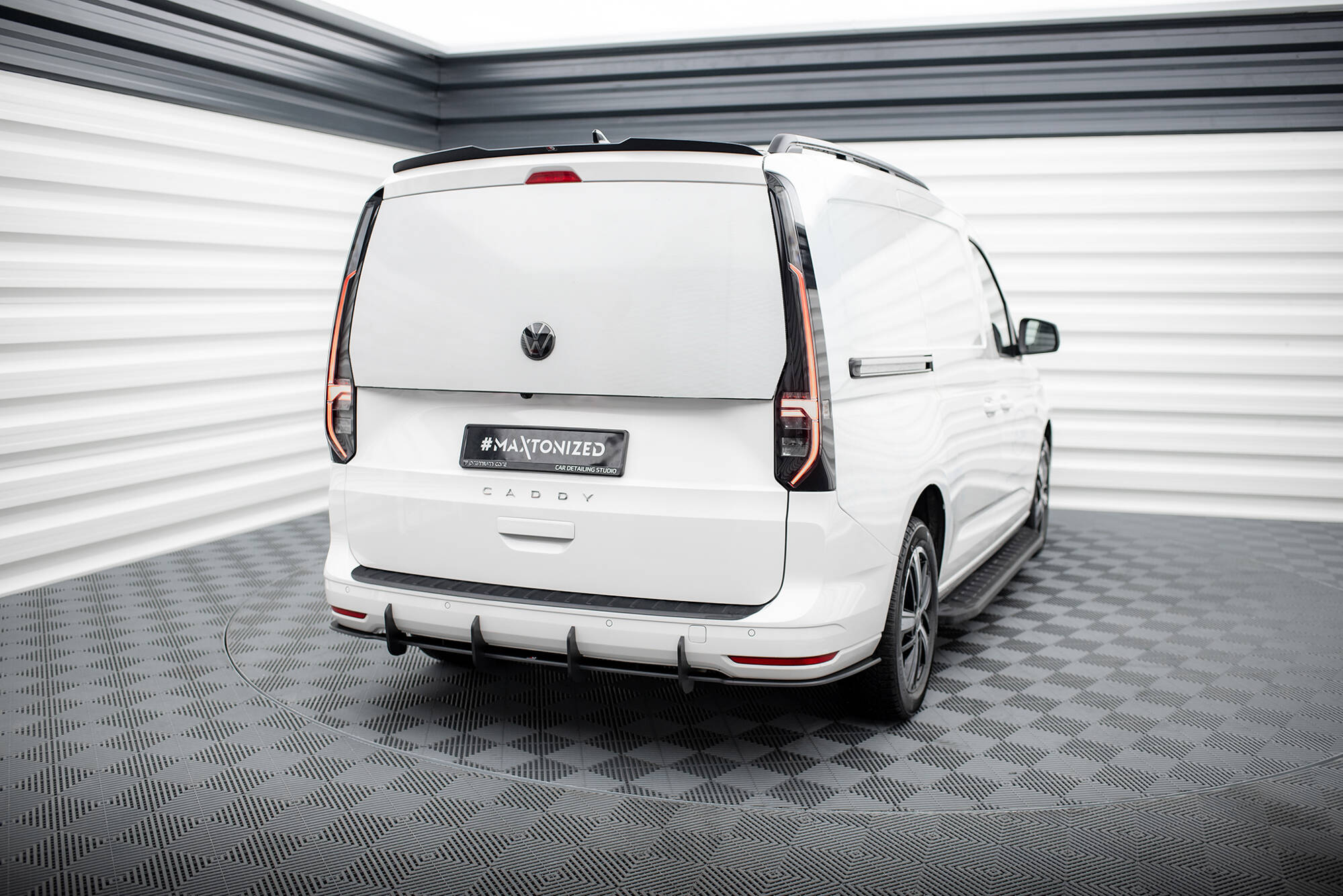 Street Pro Heckschürze Heck Ansatz Diffusor passend für VW Caddy Maxi Mk5 schwarz-rot