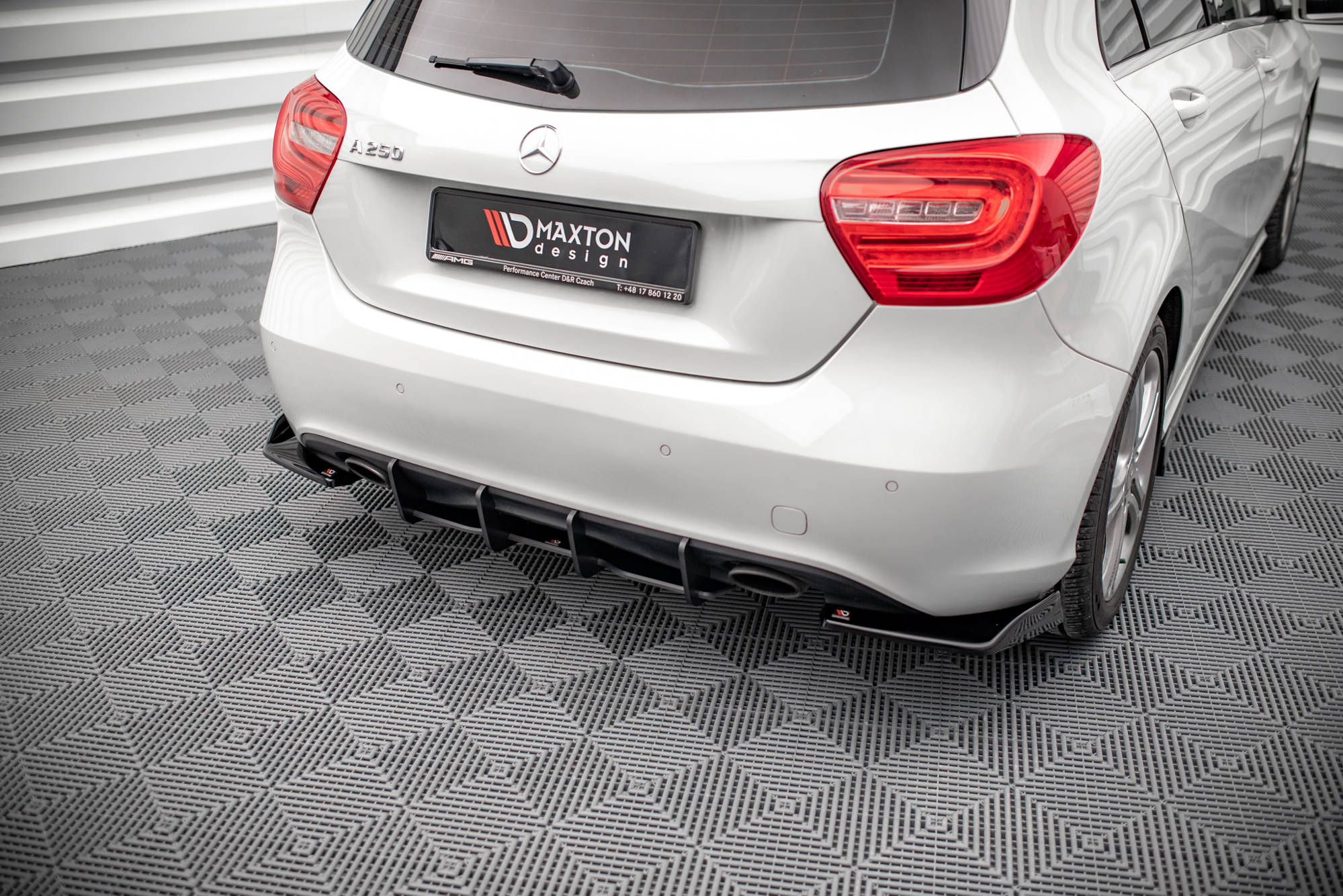 Street Pro Heckschürze Heck Ansatz Diffusor passend für Mercedes A W176 schwarz-rot