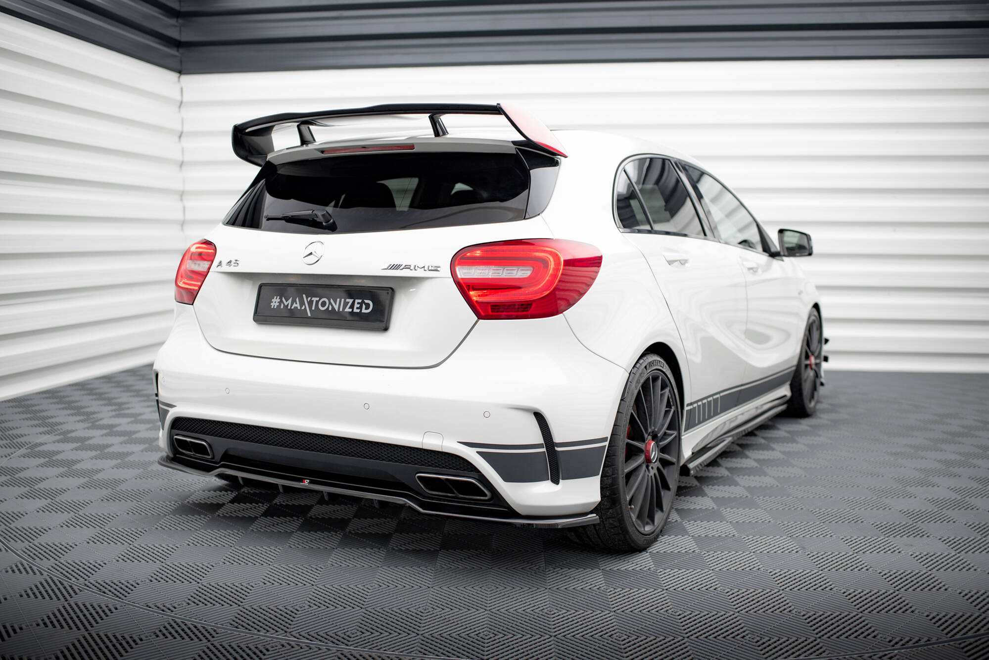 Street+ Mittlerer Diffusor RACE Heck Ansatz passend für Mercedes A45 AMG W176 schwarz Hochglanz