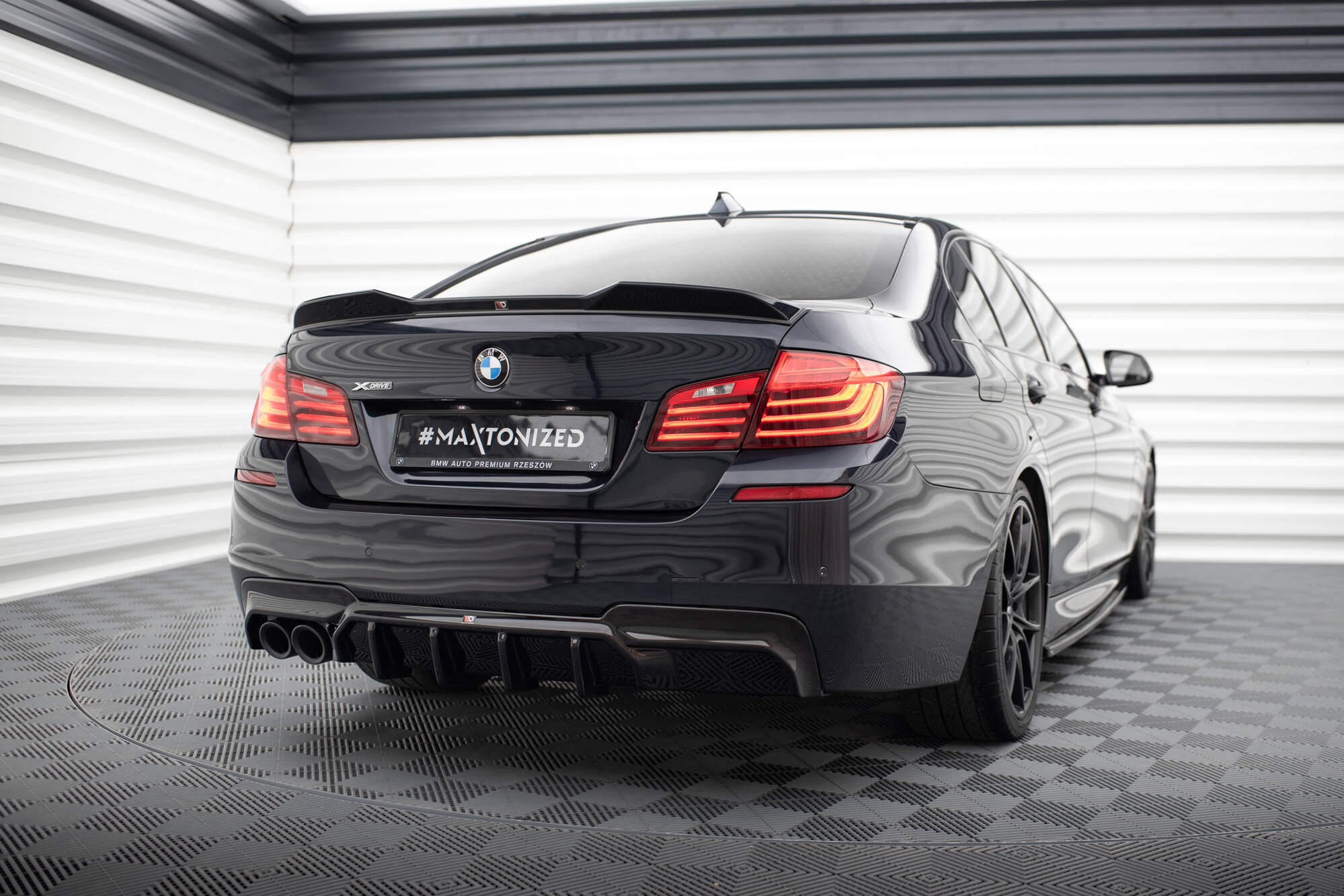 Street+ Heck Ansatz Diffusor V.2 passend für BMW 5er M-Paket F10 / F11 Doppelauspuff li. schwarz Hochglanz