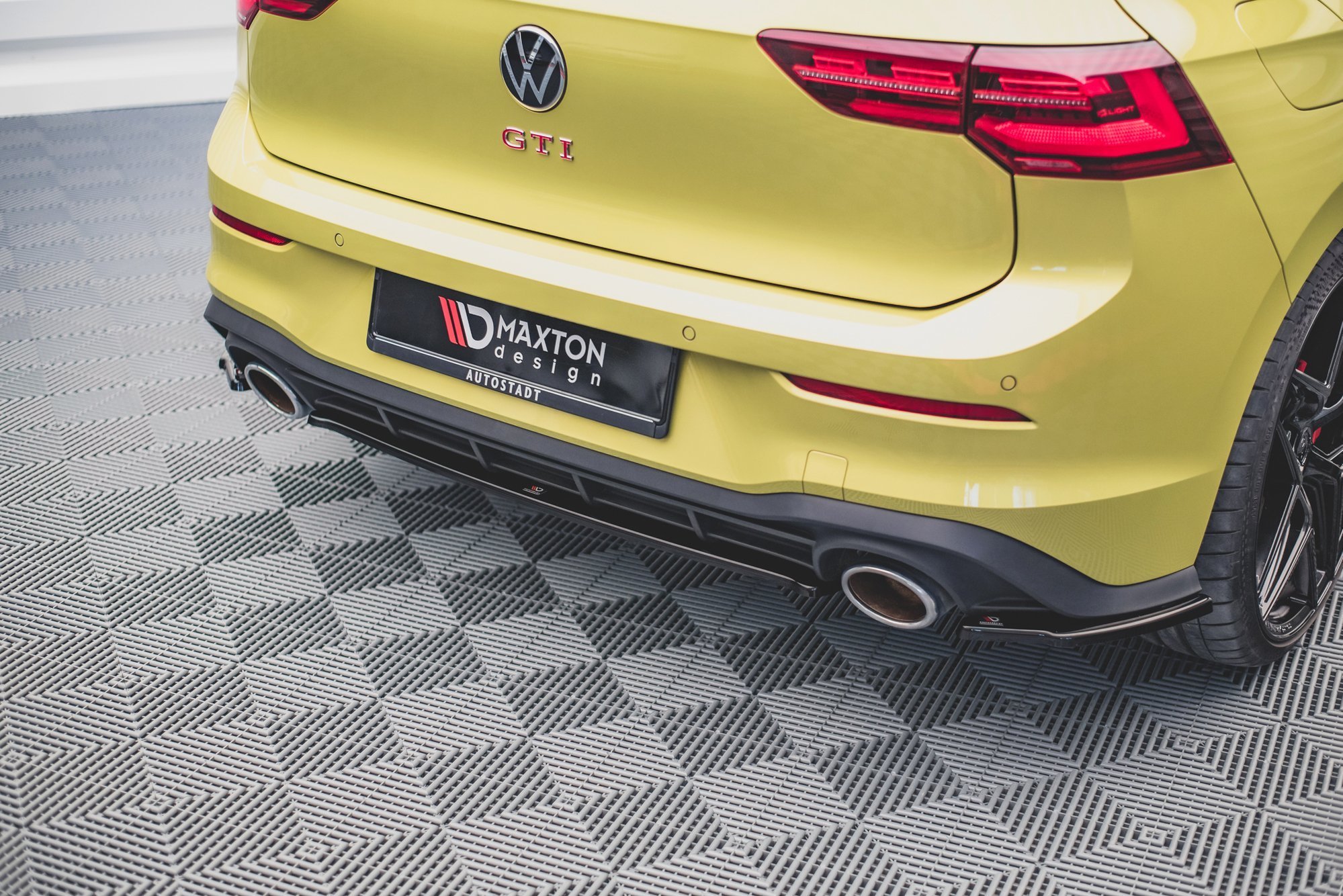 Street+ Mittlerer Diffusor Heck Ansatz passend für VW Golf GTI Clubsport Mk8 schwarz Hochglanz