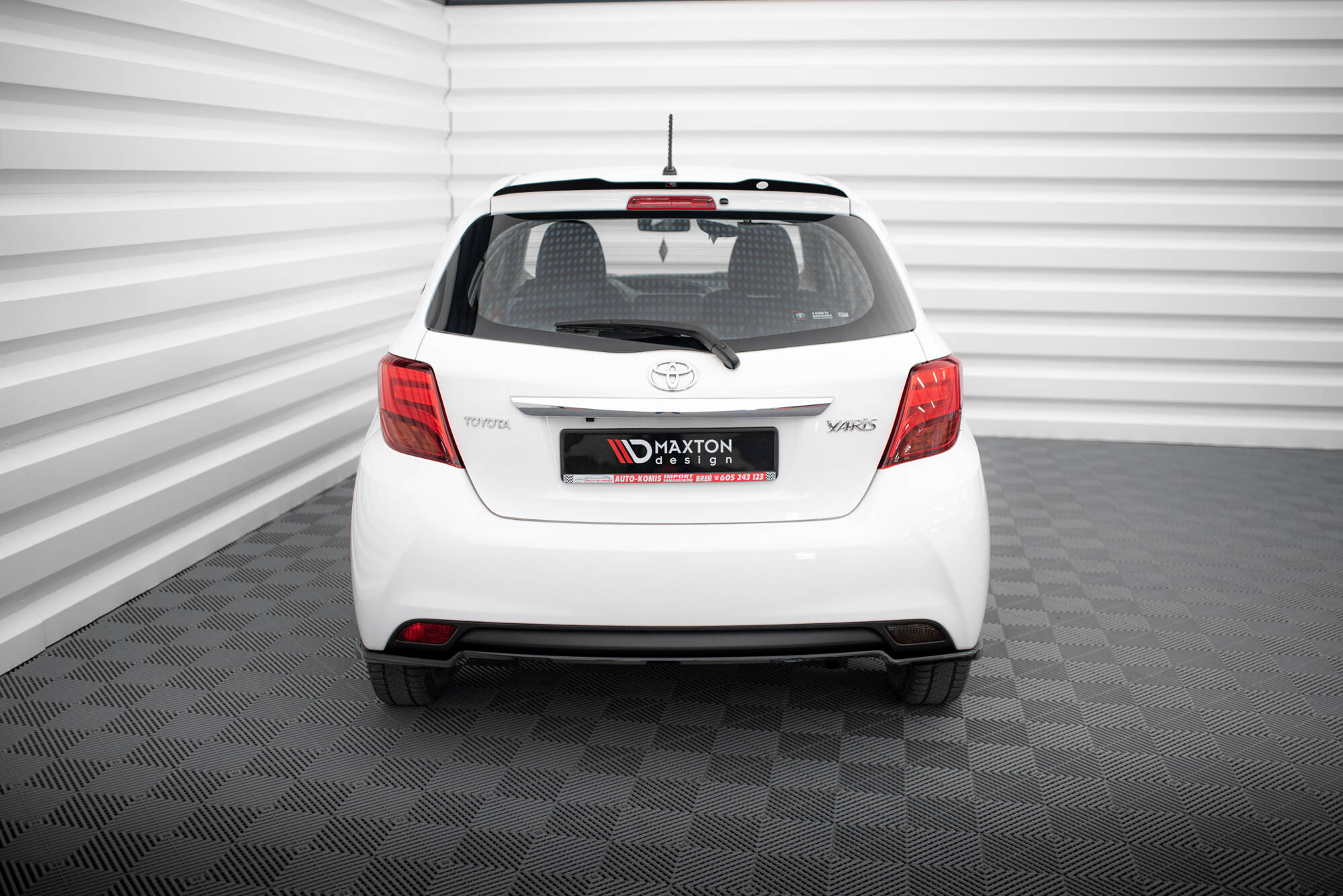 Heck Spoiler Aufsatz Abrisskante passend für Toyota Yaris Mk3 FL schwarz Hochglanz