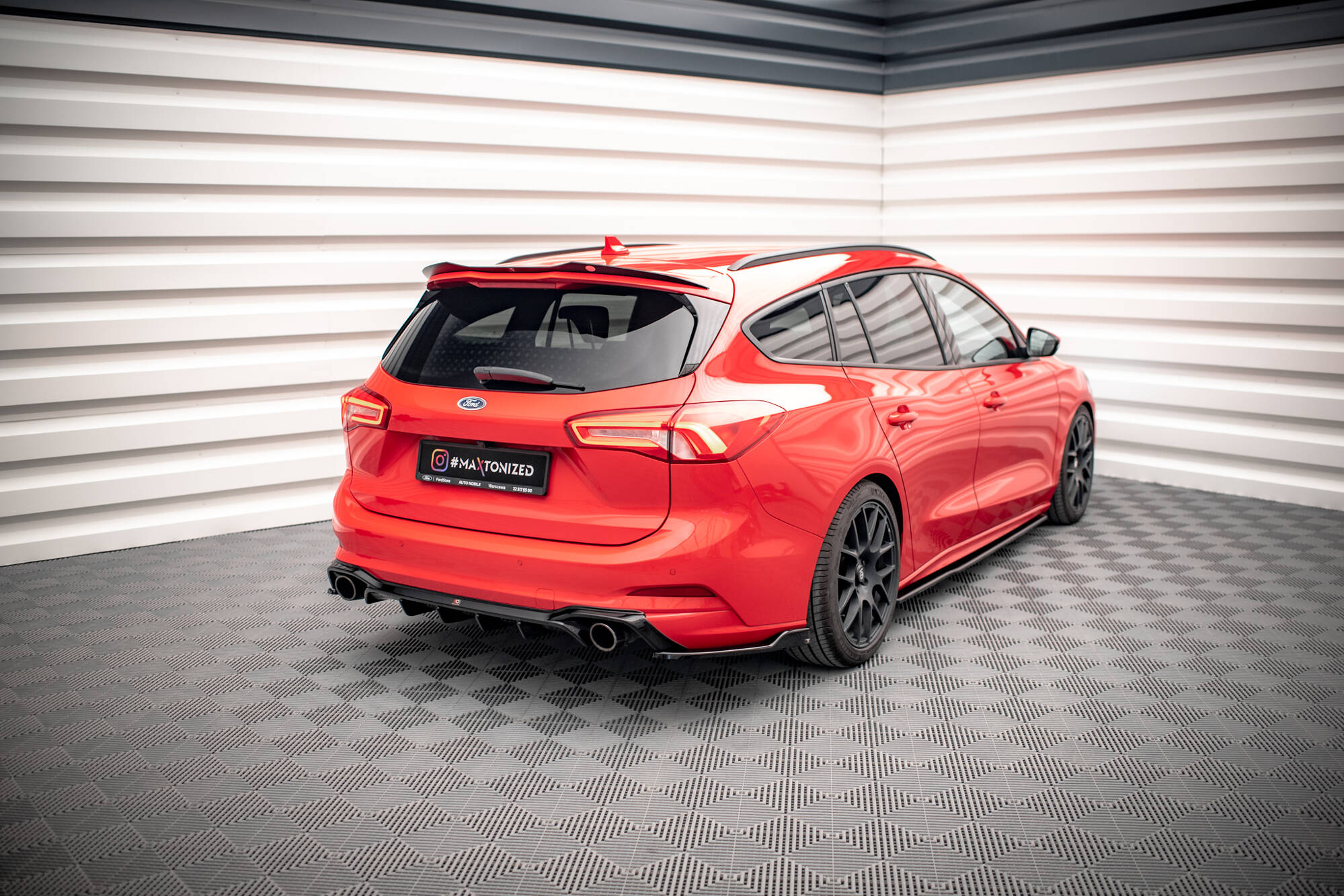 Street+ Heck Ansatz Flaps V.8 passend für Ford Focus Kombi ST Mk4 schwarz Hochglanz