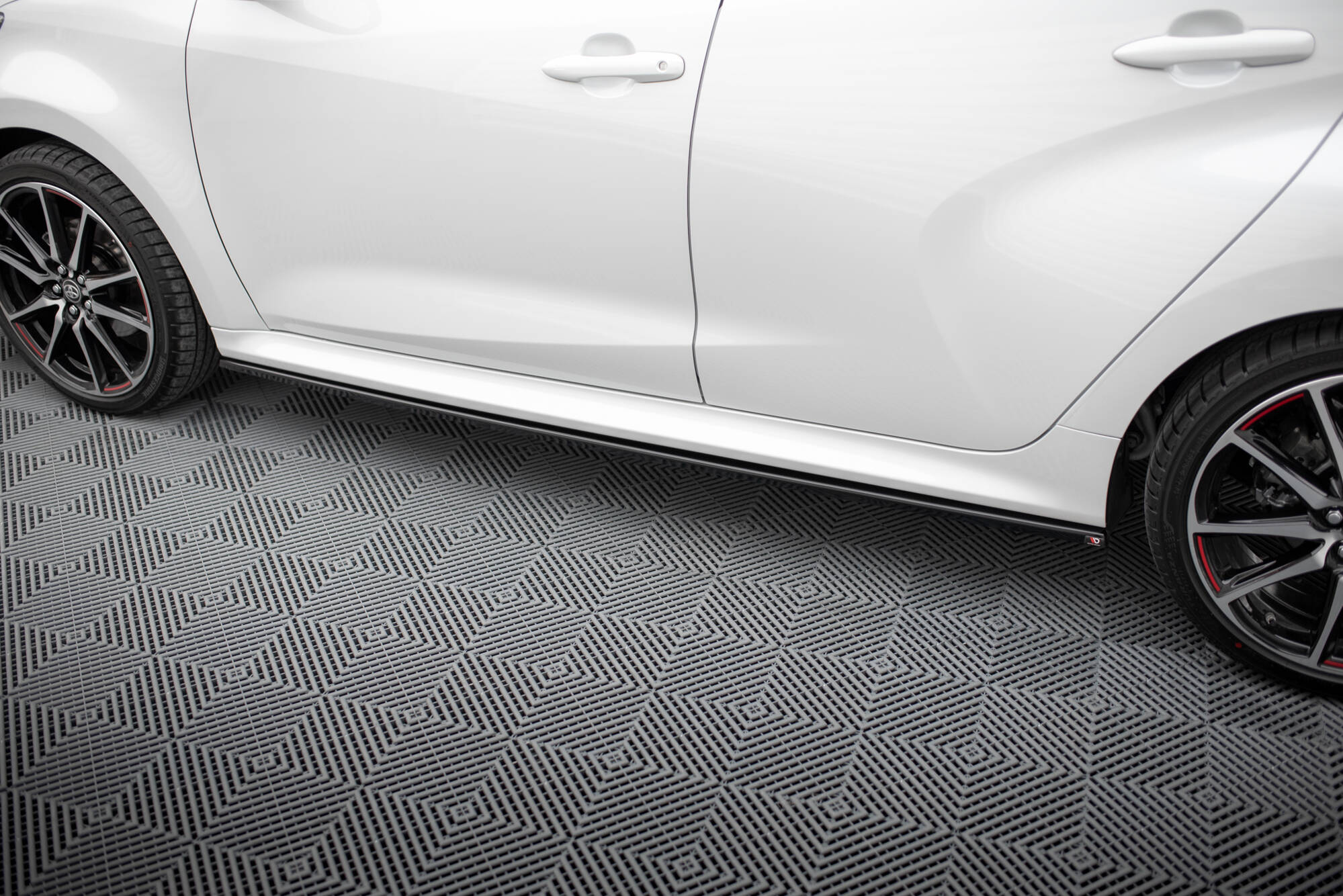 Street+ Seitenschweller Leisten V.2 passend für Toyota Yaris Mk4 schwarz Hochglanz
