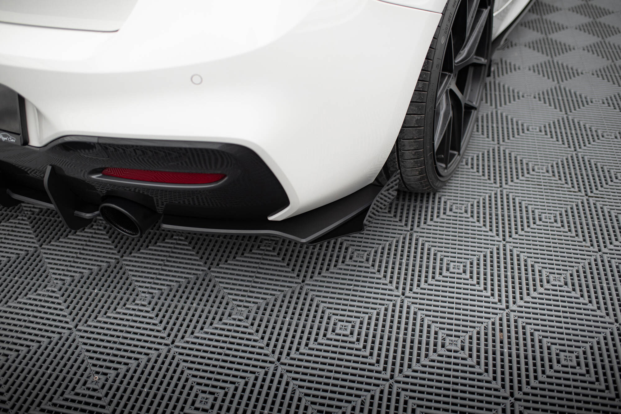 Street Pro Heck Ansatz Flaps V.2 passend für BMW 1er F20 M-Paket FL / M140i rot+ Hochglanz Flaps