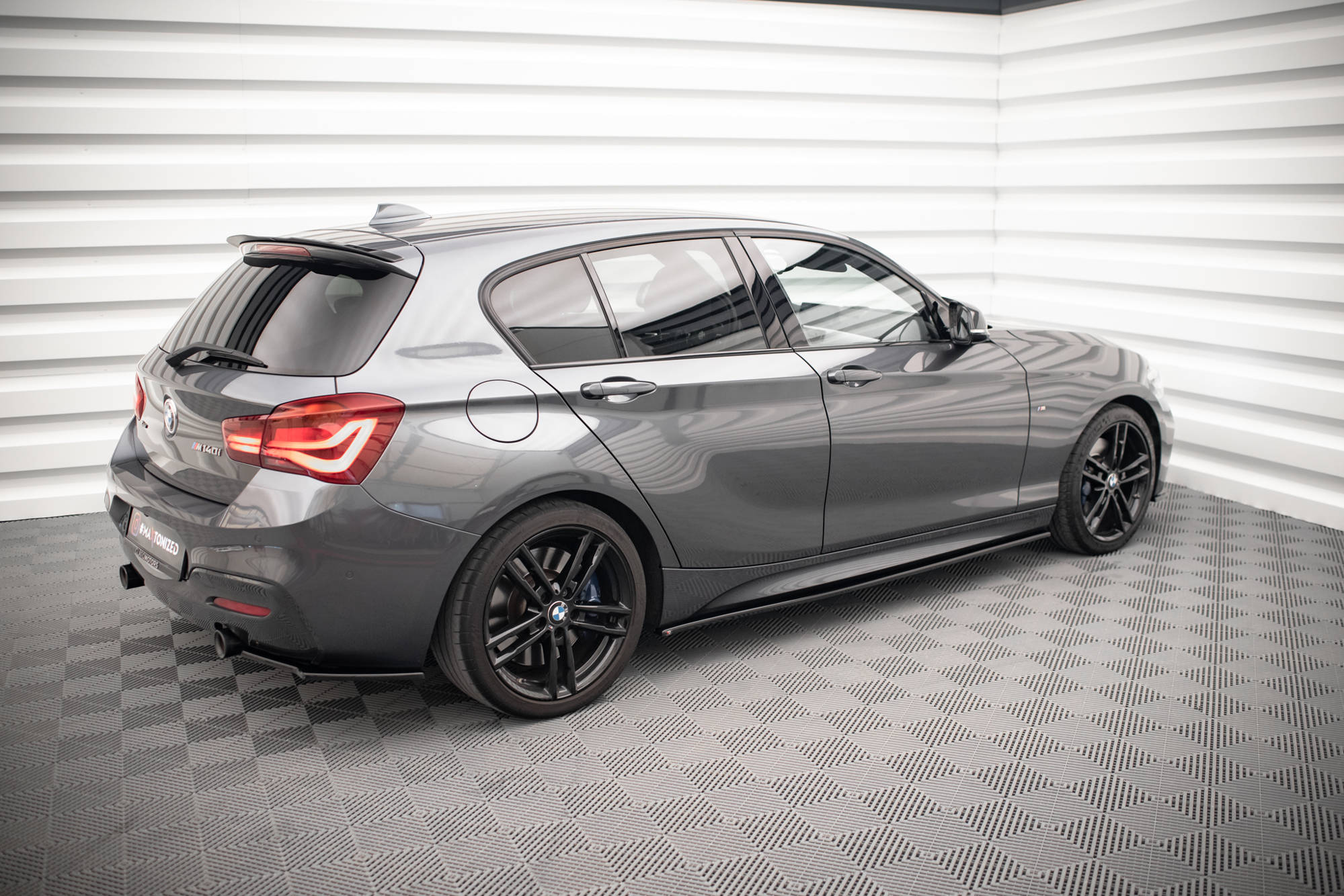 Street+ Seitenschweller Leisten V.1 passend für BMW 1er F20 M135i / M140i / M-Paket schwarz Hochglanz