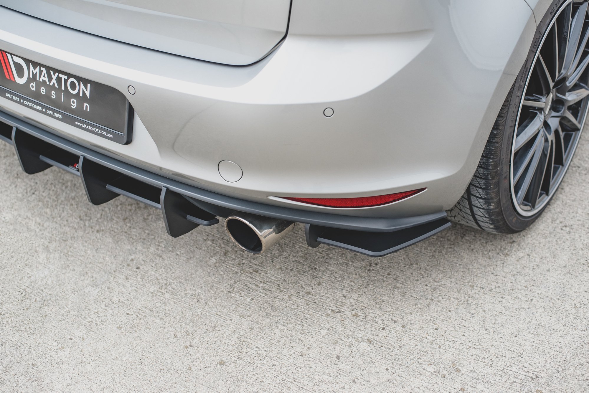 Street Pro Heck Ansatz Flaps V.1 L + R passend für VW Golf 7 GTI schwarz-rot