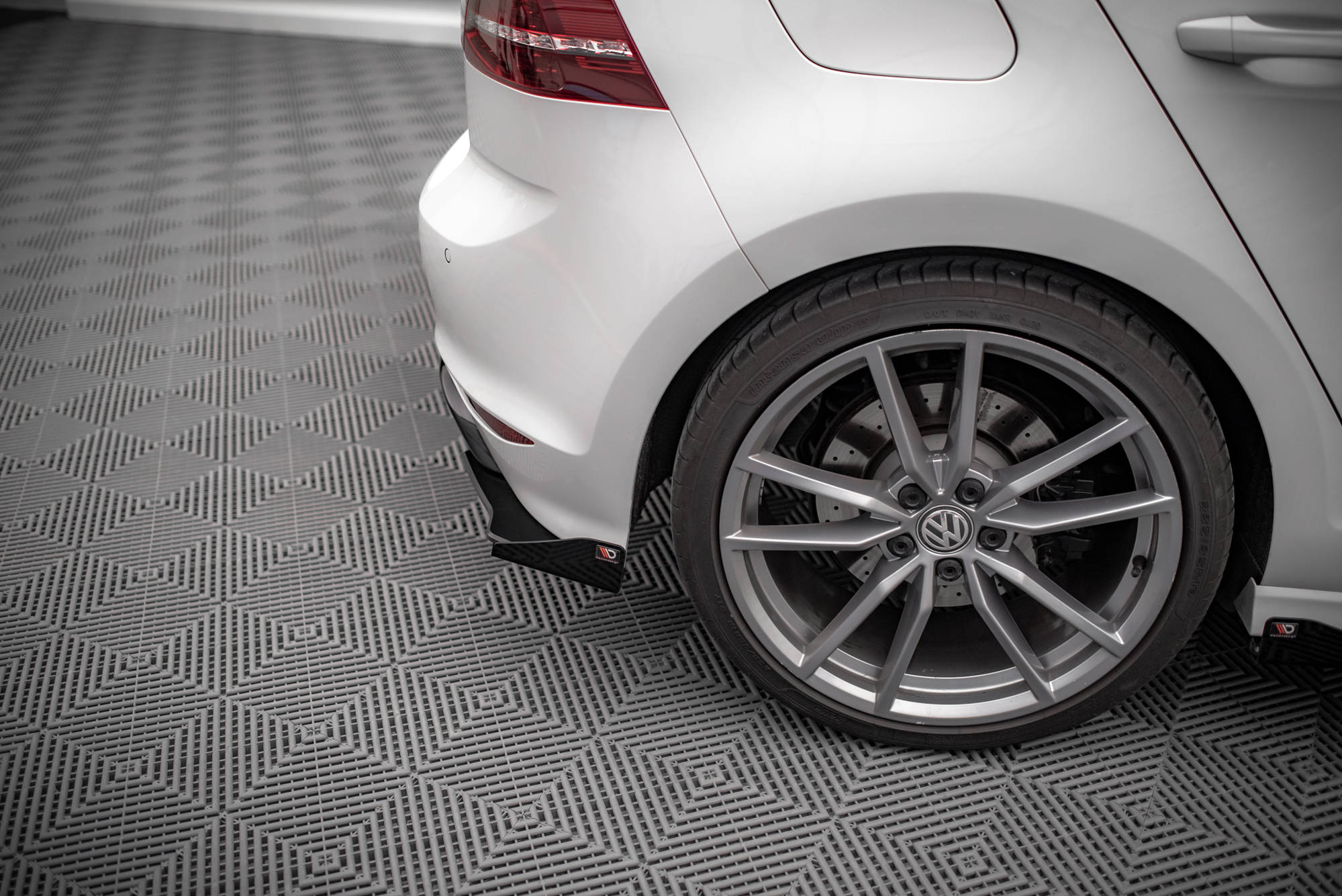 Street Pro Heck Ansatz Flaps passend für VW Golf R Mk7 rot+ Hochglanz Flaps
