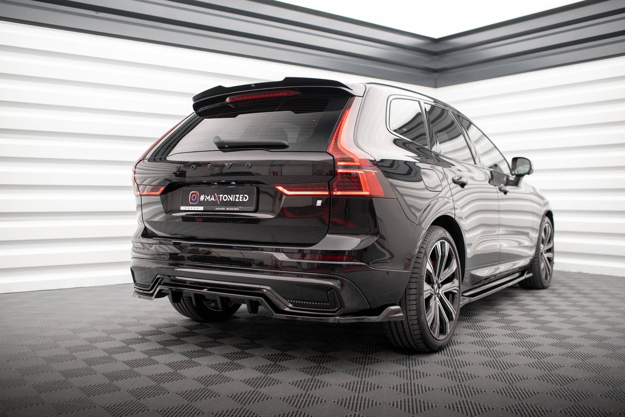 Street+ Mittlerer Diffusor RACE Heck Ansatz passend für Volvo XC60 R-Design Mk2 FL schwarz Hochglanz