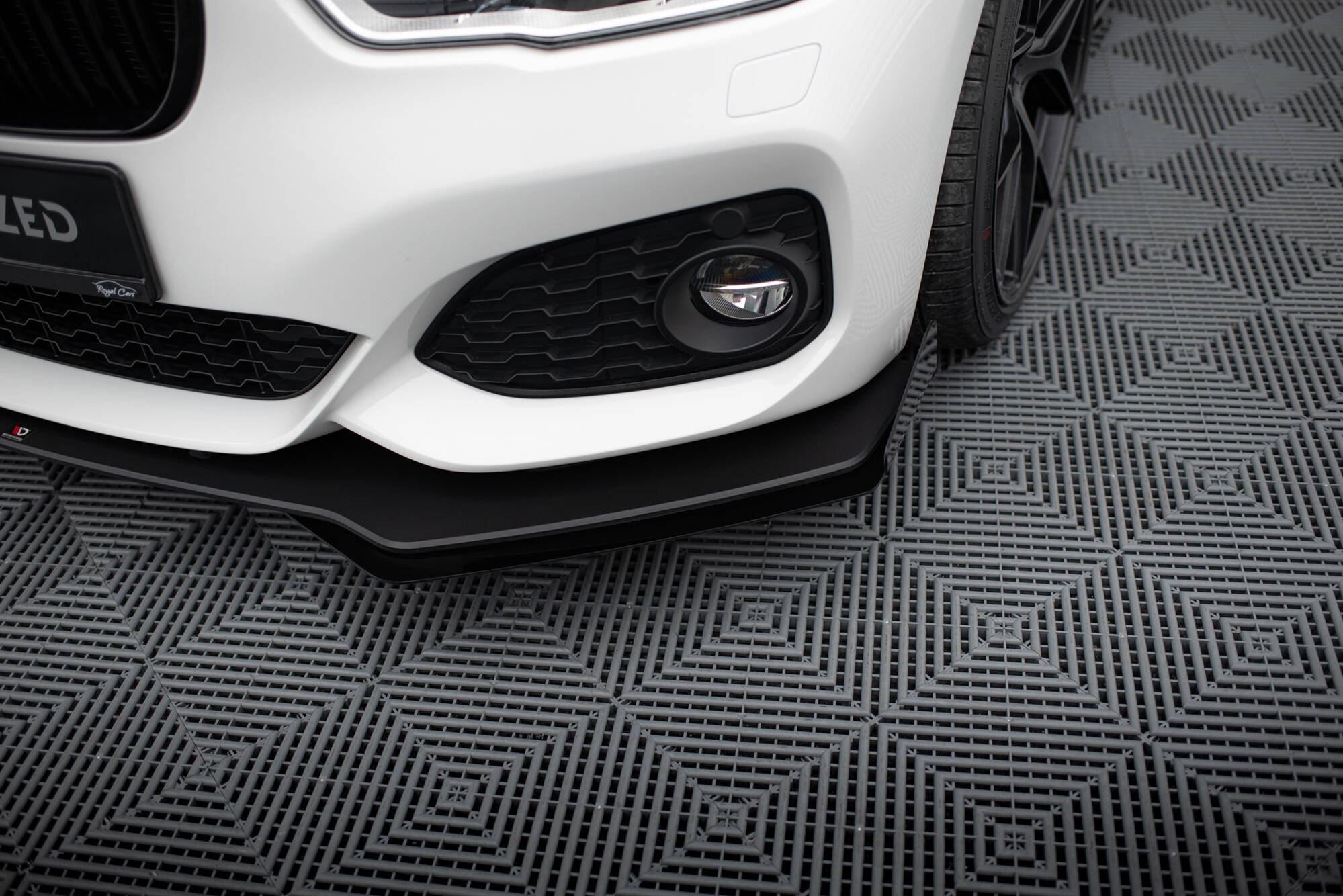 Street Pro Spoilerlippe Front Ansatz V.3 + Flaps passend für BMW 1er F20 M-Paket FL / M140i schwarz Hochglanz