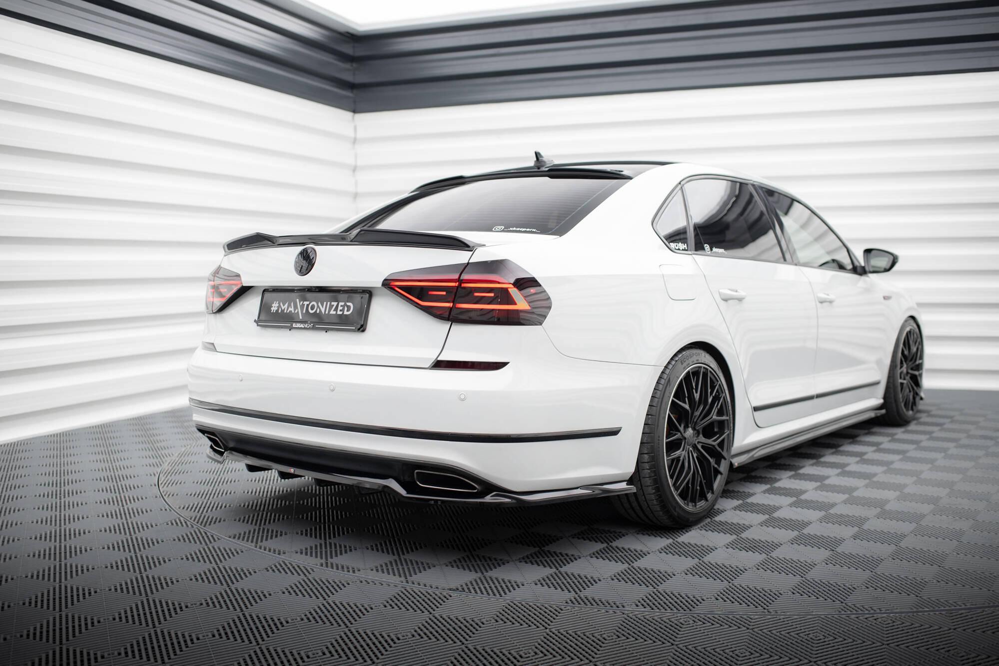 Street+ Mittlerer Diffusor RACE Heck Ansatz passend für VW Passat GT B8 FL USA schwarz Hochglanz