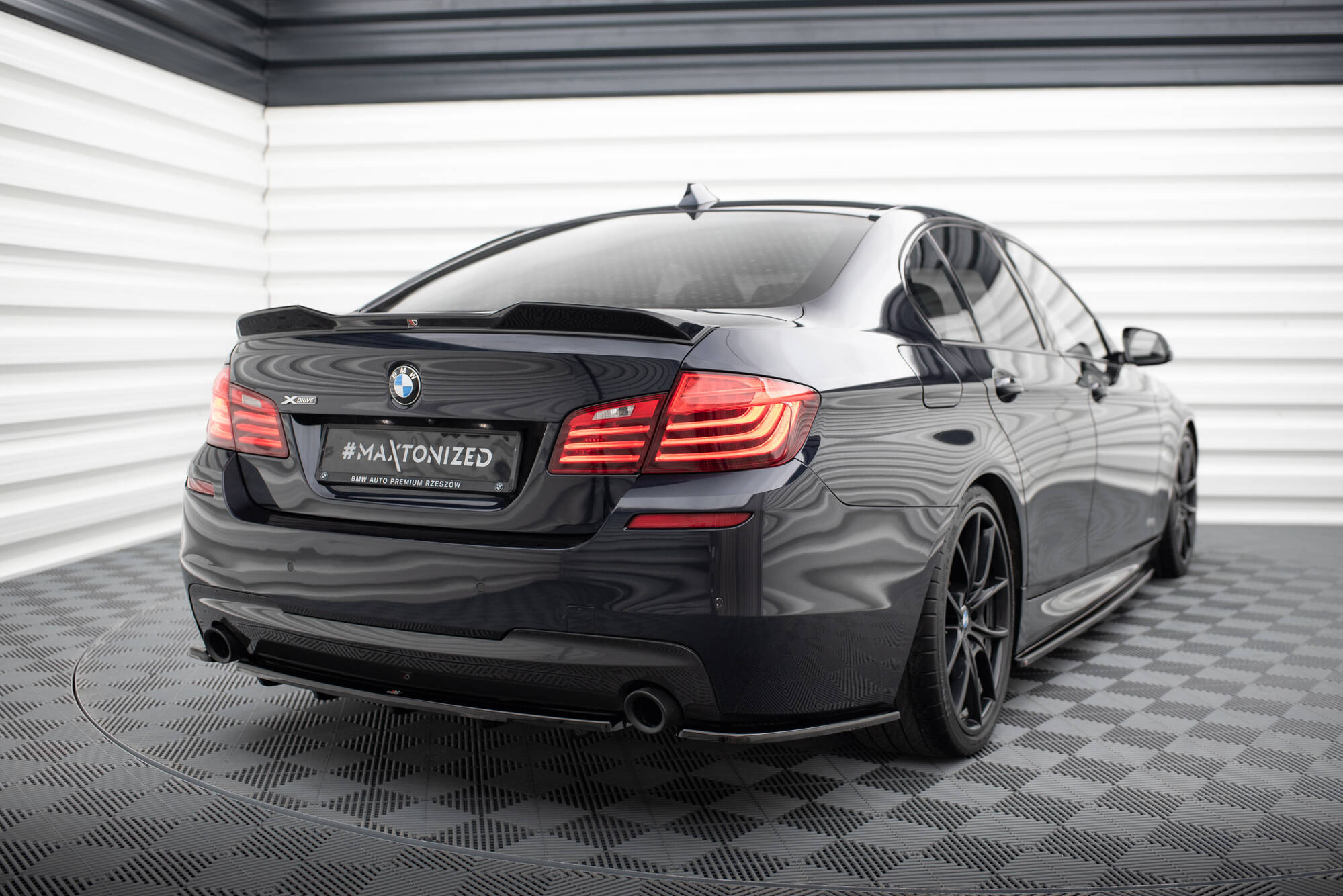 Heckansatz BMW 5er M-Paket Limousine/Touring F10/F11 mit zwei Einzel Endstücken schwarz Hochglanz