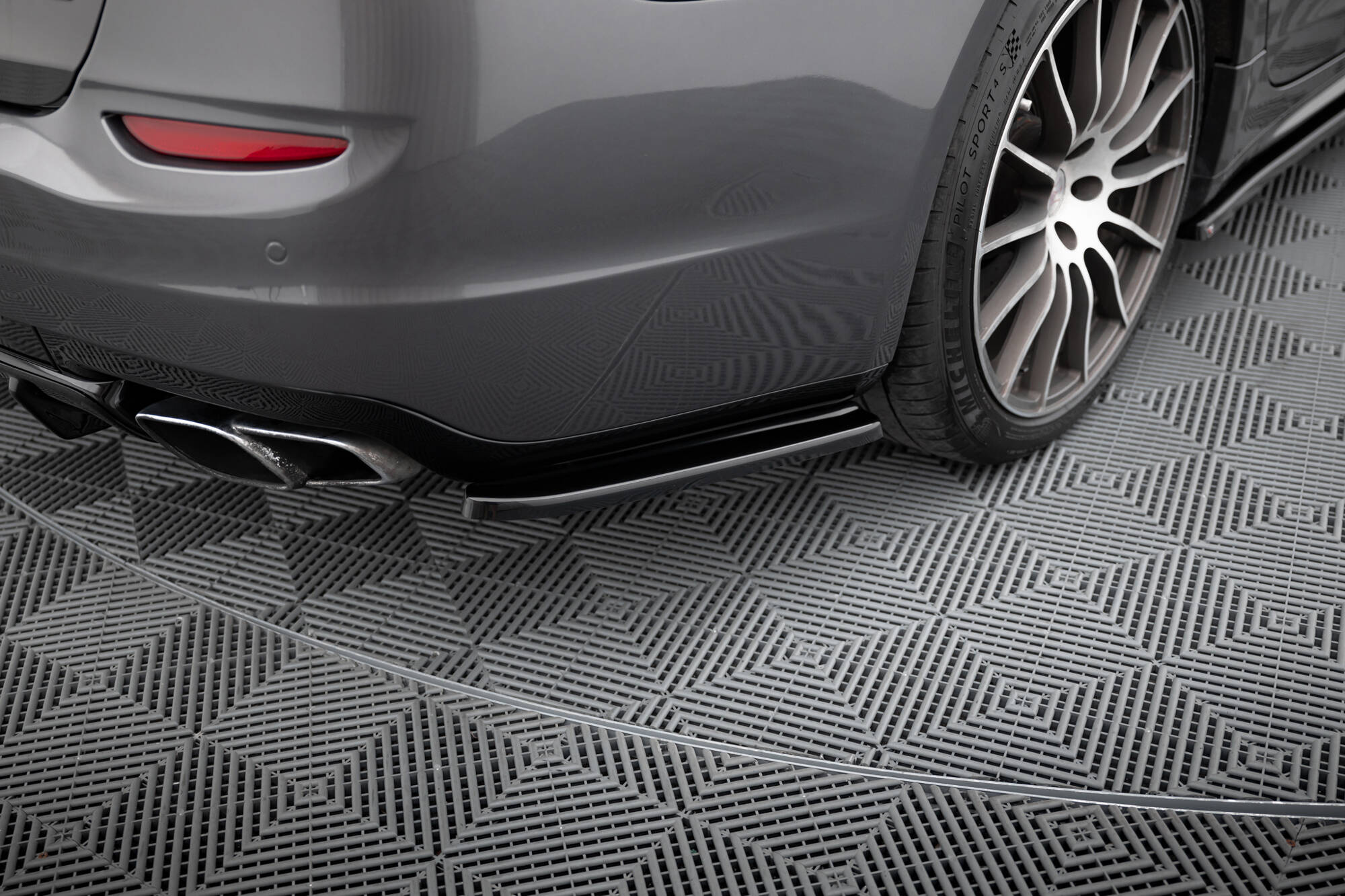 Diffusor Flaps passend für Maserati Quattroporte Mk6 schwarz Hochglanz