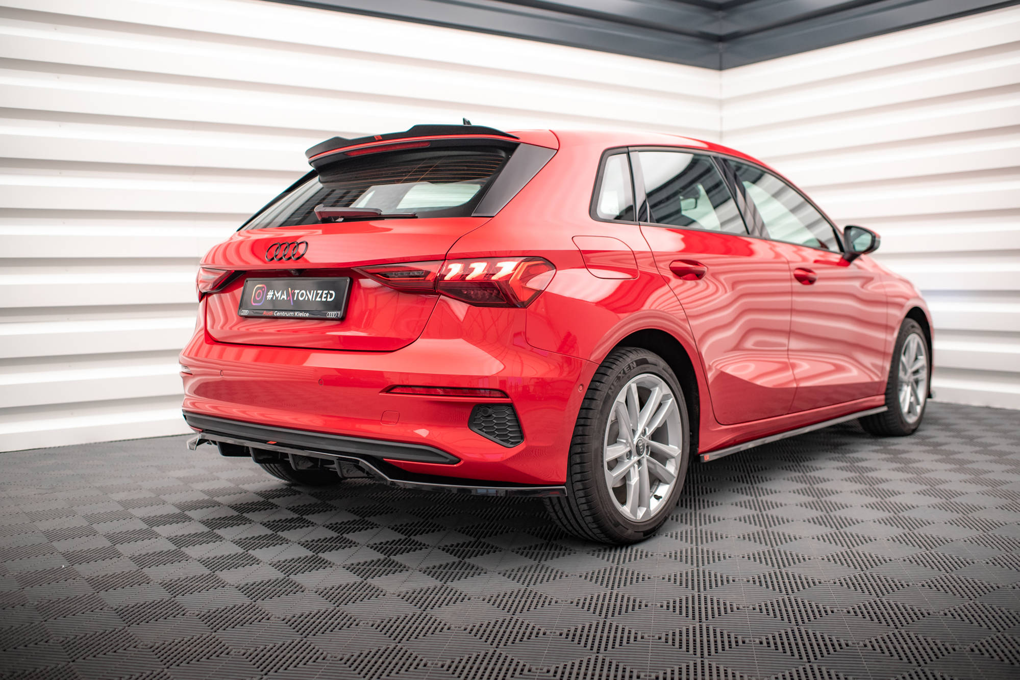Street+ Mittlerer Diffusor RACE Heck Ansatz passend für Audi A3 Sportback 8Y schwarz Hochglanz