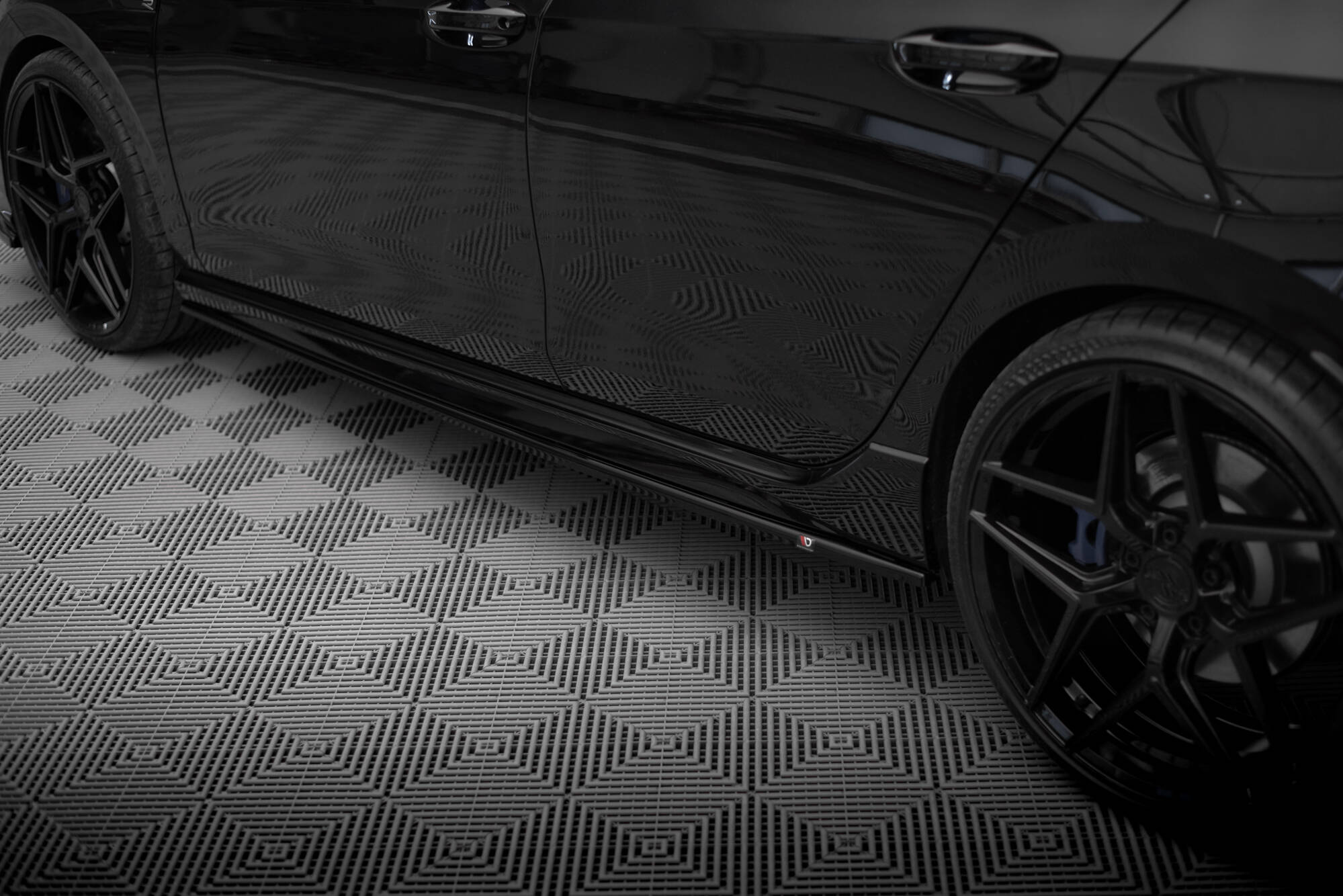 Street+ Seitenschweller Leisten V.3 passend für VW Golf R Hatchback Mk8 FL schwarz Hochglanz