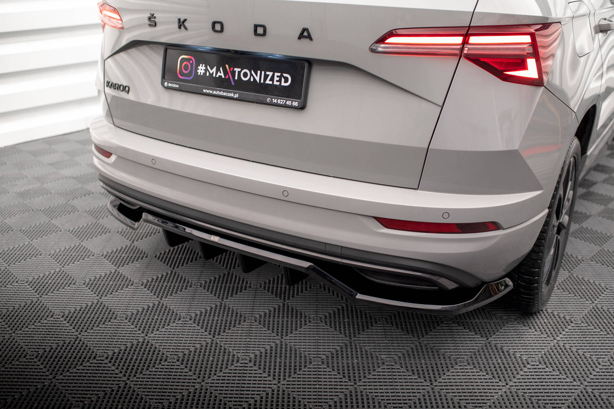 Street+ Mittlerer Diffusor RACE Heck Ansatz passend für Skoda Karoq Sportline Mk1 FL schwarz Hochglanz