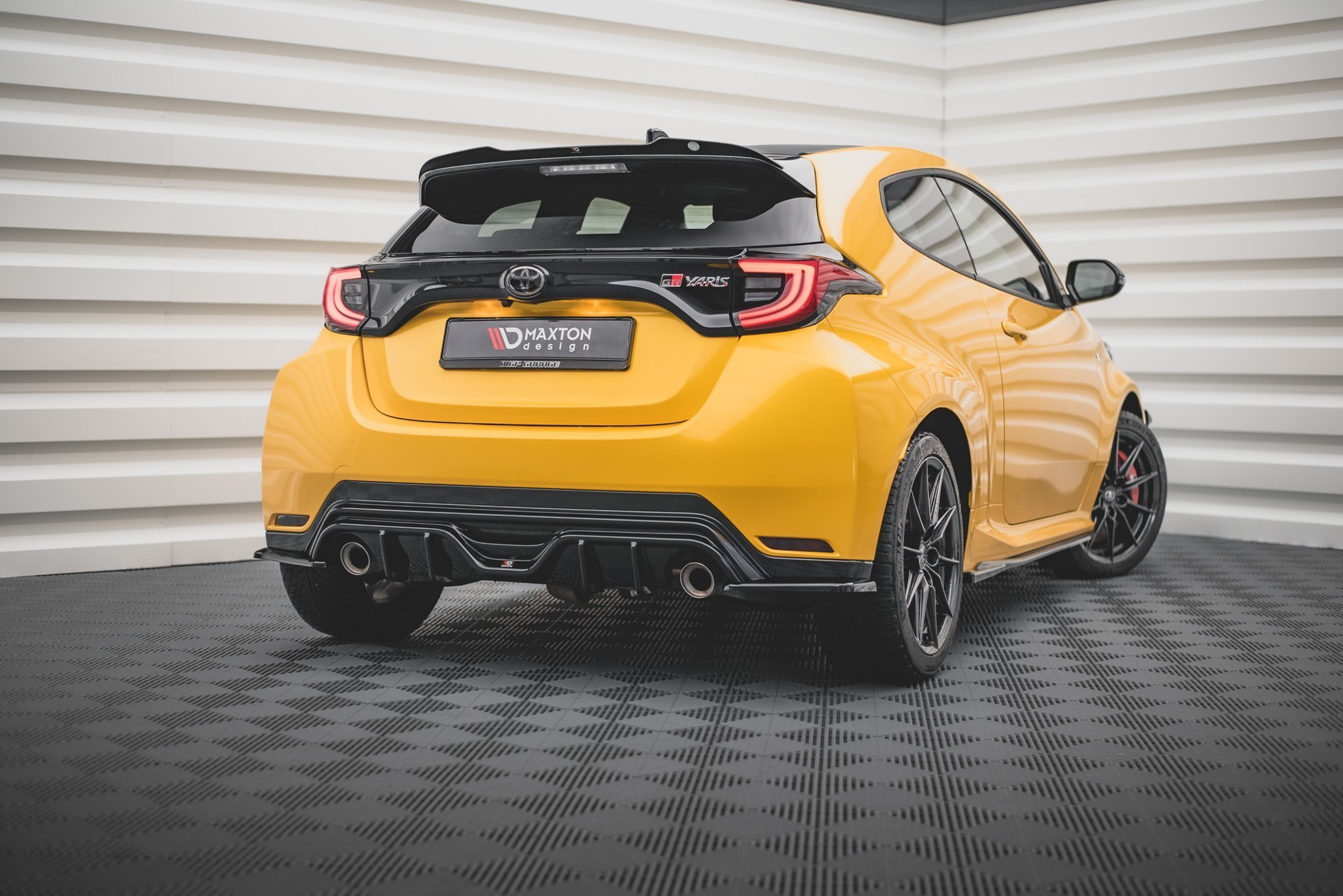 Street+ Heck Ansatz Diffusor passend für Toyota GR Yaris Mk4 schwarz Hochglanz