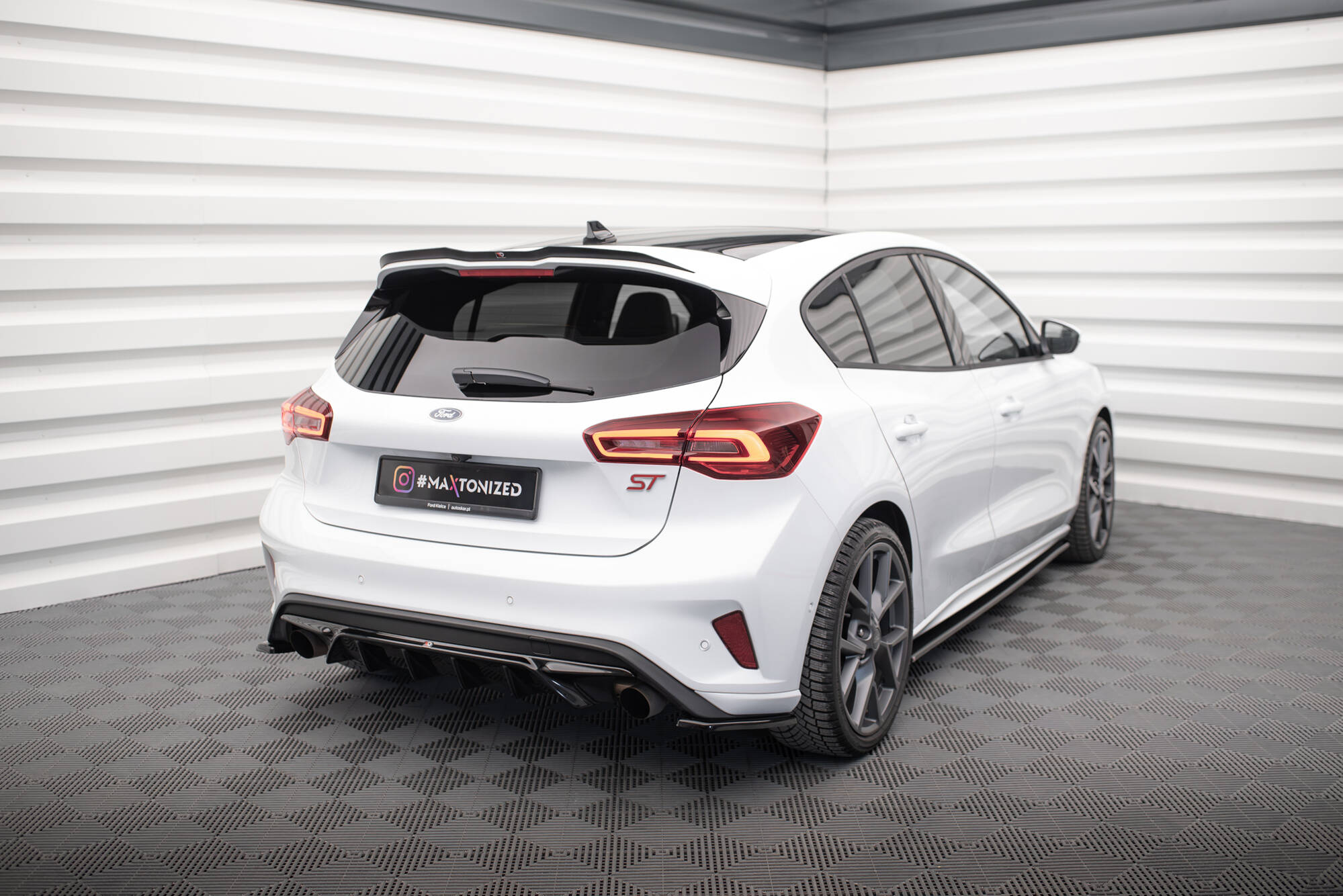 Diffusor Heck Ansatz V.2 für Ford Focus Hatchback ST Mk4 schwarz Hochglanz
