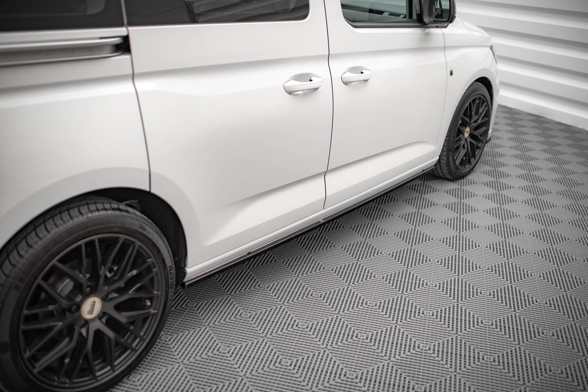 Street+ Seitenschweller Leisten passend für VW Caddy Mk5 / Ford Transit Connect Mk3 schwarz Hochglanz
