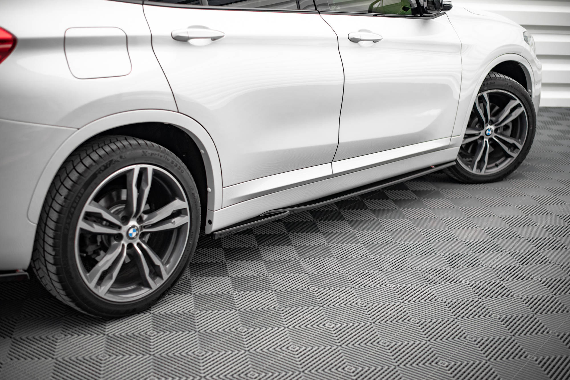 Street+ Seitenschweller Leisten passend für BMW X1 M-Paket F48 / F48 FL schwarz Hochglanz