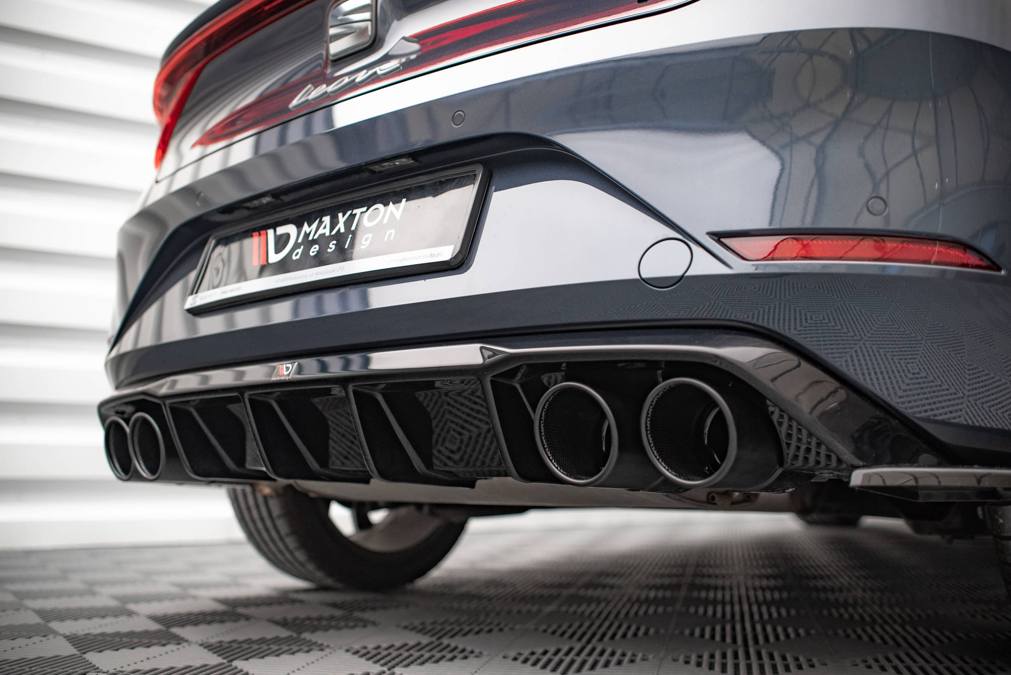 Street+ Heck Ansatz Diffusor + Endrohre chrom passend für Seat Leon FR Hatchback Mk4 schwarz Hochglanz