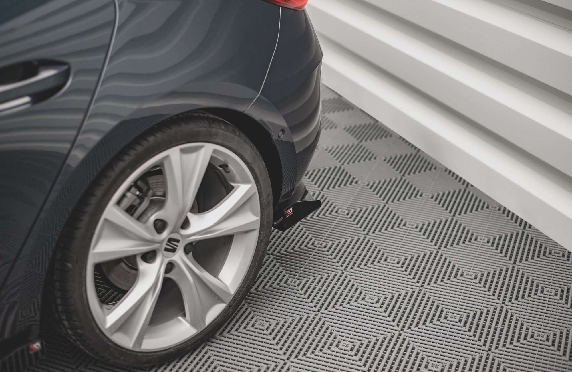 Hintere Seiten Flaps passend für Seat Leon FR Hatchback Mk4 schwarz Hochglanz