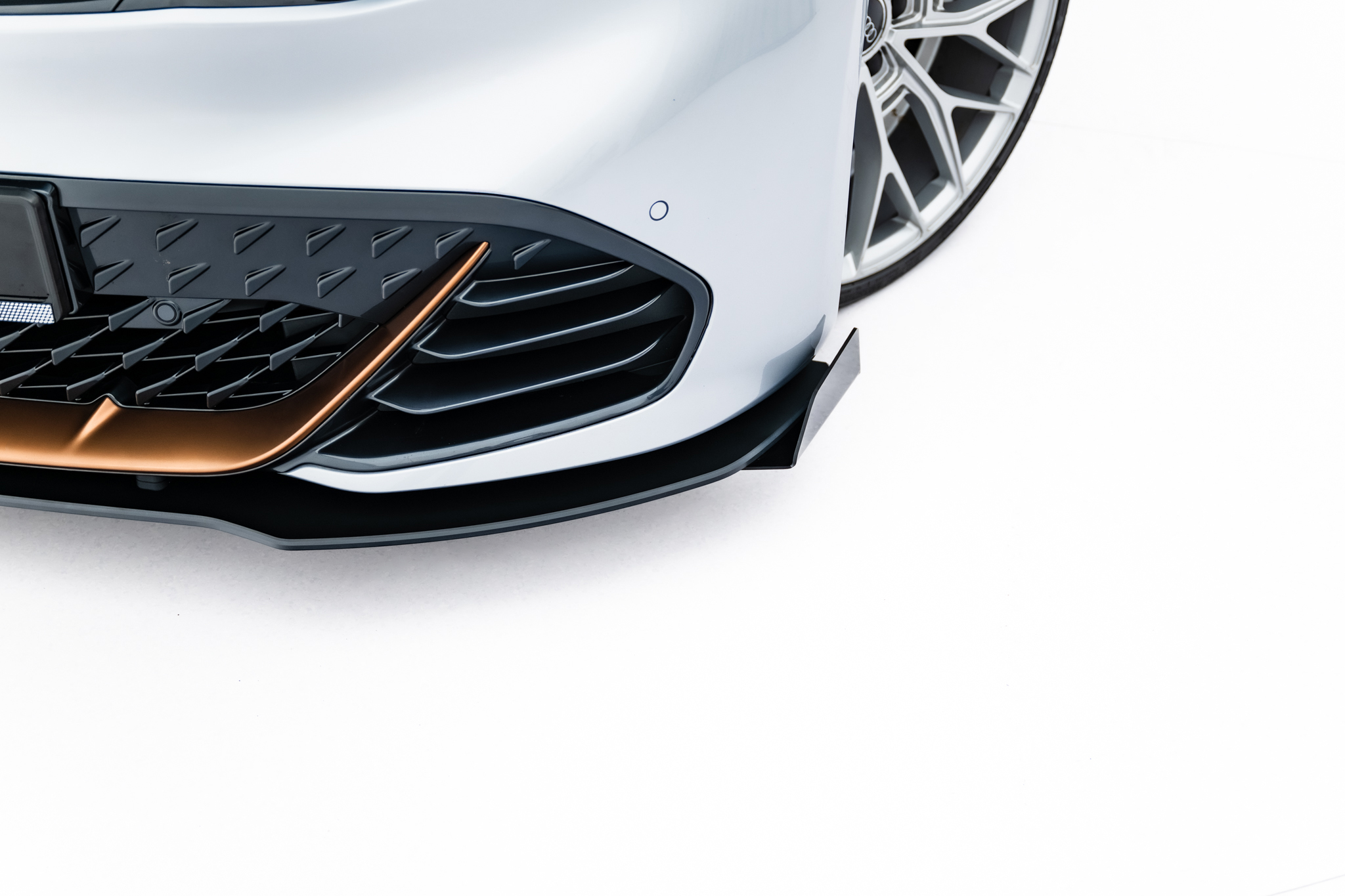 Frontlippe passend für CUPRA Born Mk1 roter Kern + Hochglanz Flaps
