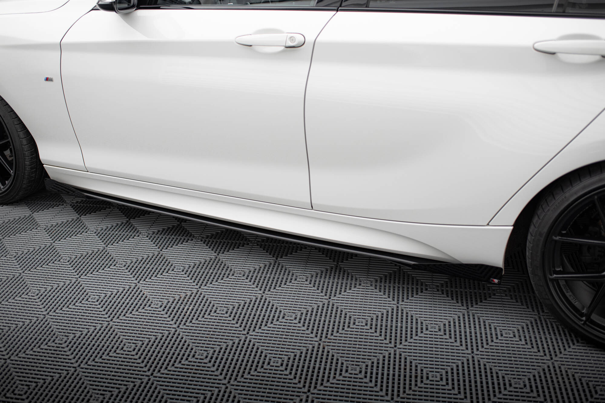 Street Pro Seitenschweller Leisten V.2 + Flaps passend für BMW 1er F20 M135i / M140i / M-Paket schwarz Hochglanz
