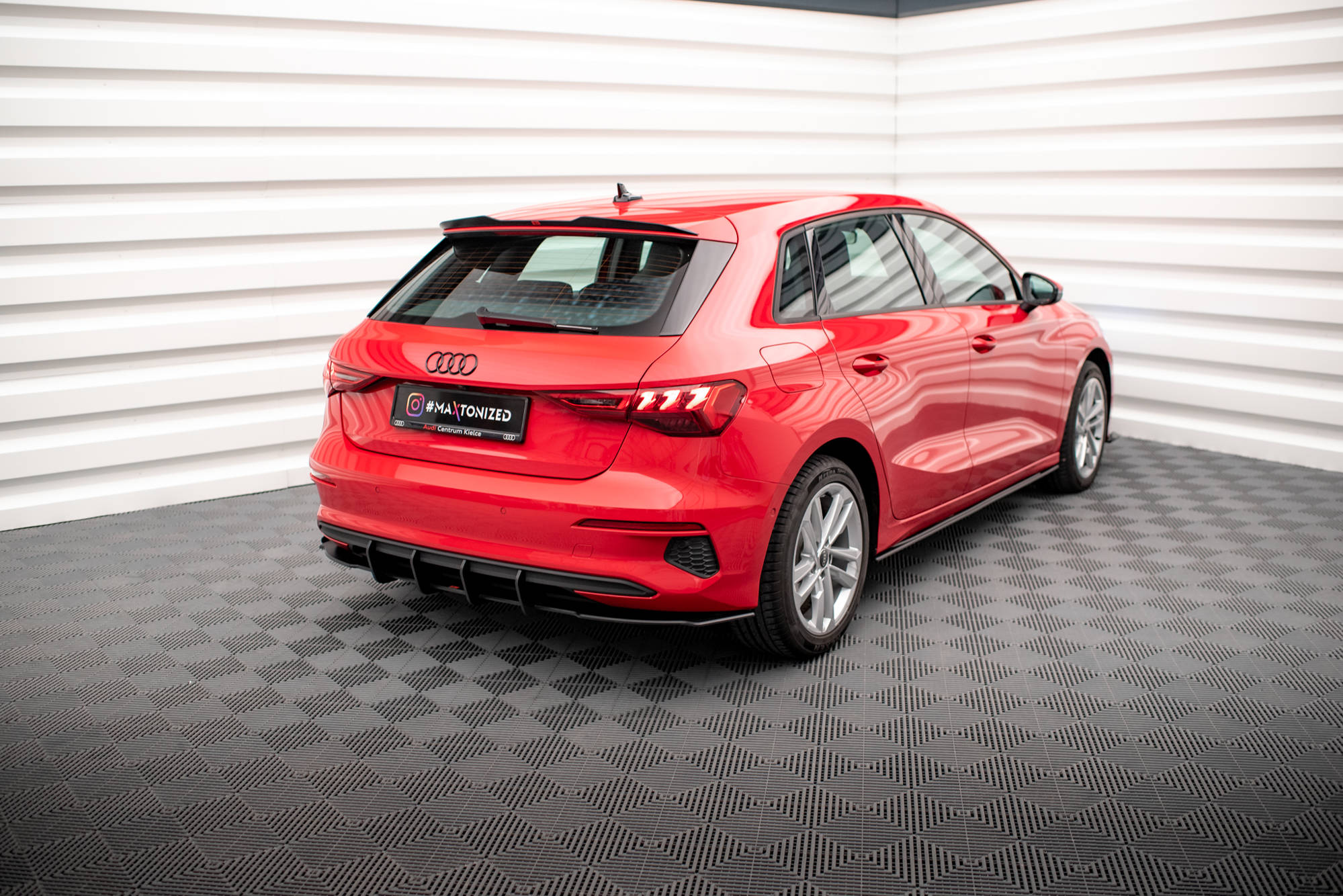 Street Pro Heckschürze Heck Ansatz Diffusor passend für Audi A3 Sportback 8Y schwarz-rot