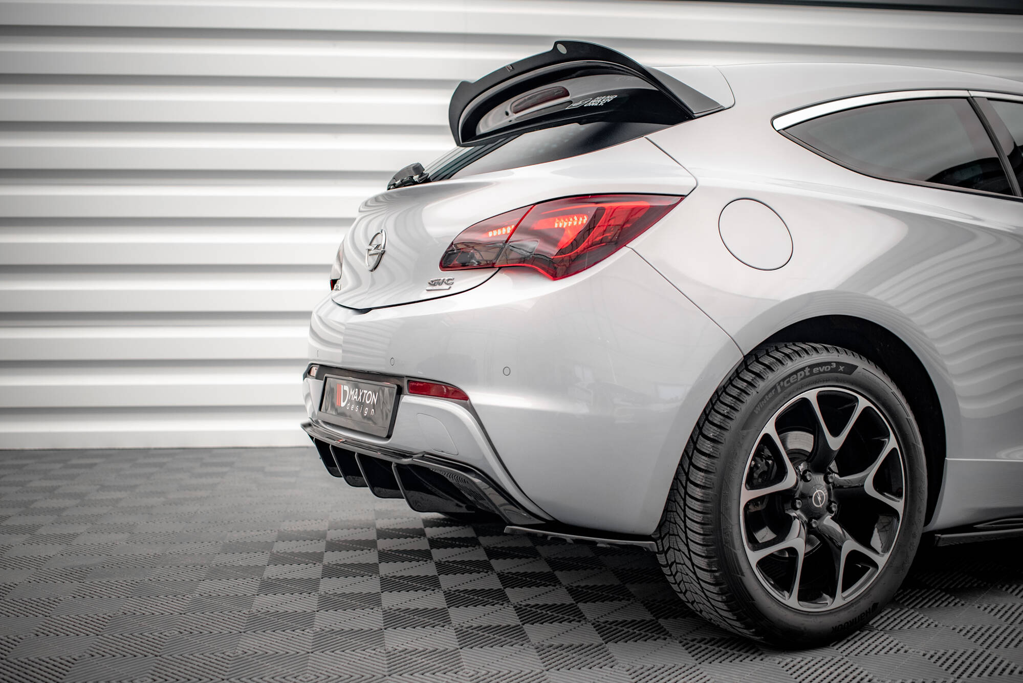 Street+ Heck Ansatz Diffusor passend für Opel Astra GTC OPC-Line J Einzelauspuff li. schwarz Hochglanz