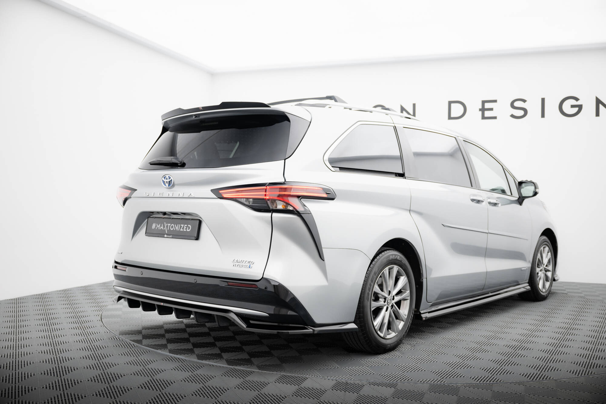 Street+ Mittlerer Diffusor RACE Heck Ansatz passend für Toyota Sienna Mk4 schwarz Hochglanz