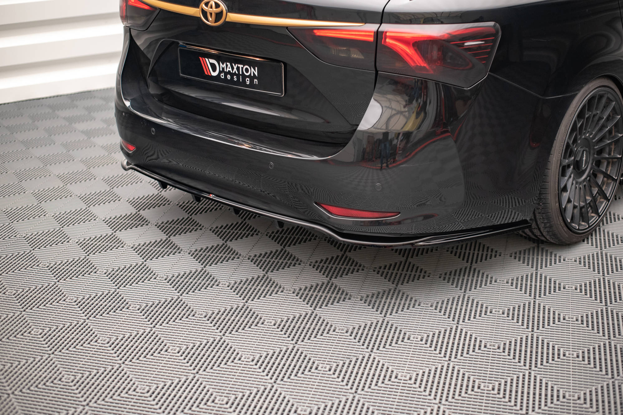 Street+ Mittlerer Diffusor Heck Ansatz RACE passend für Toyota Avensis Mk3 FL schwarz matt