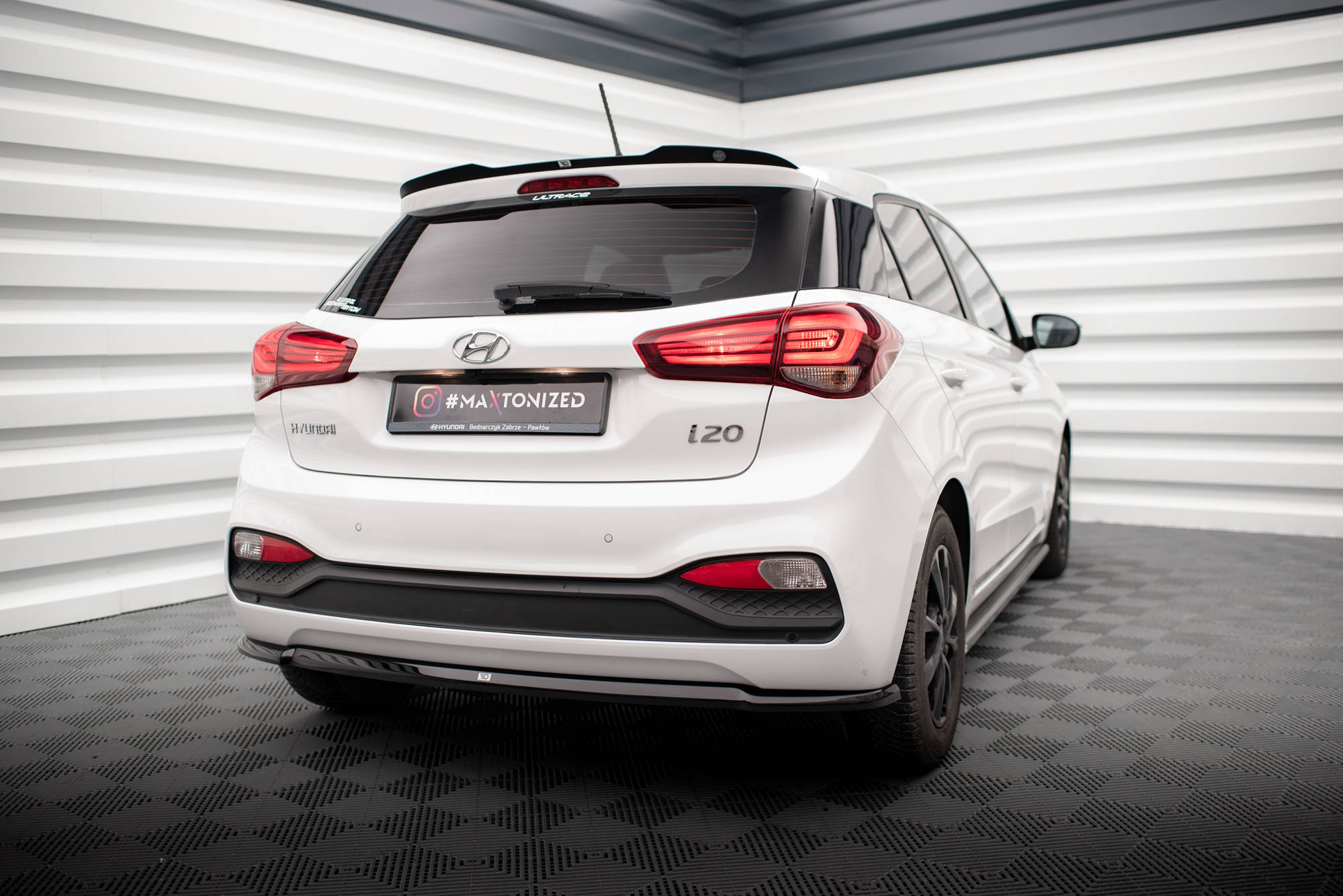 Street+ Mittlerer Diffusor Heck Ansatz passend für Hyundai I20 Mk2 FL schwarz Hochglanz