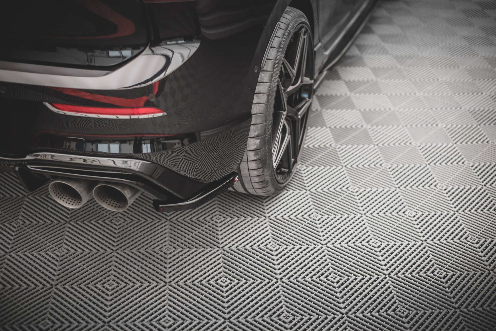 Street+ Heck Ansatz Flaps V.4 passend für VW Golf R Hatchback Mk8 FL schwarz Hochglanz