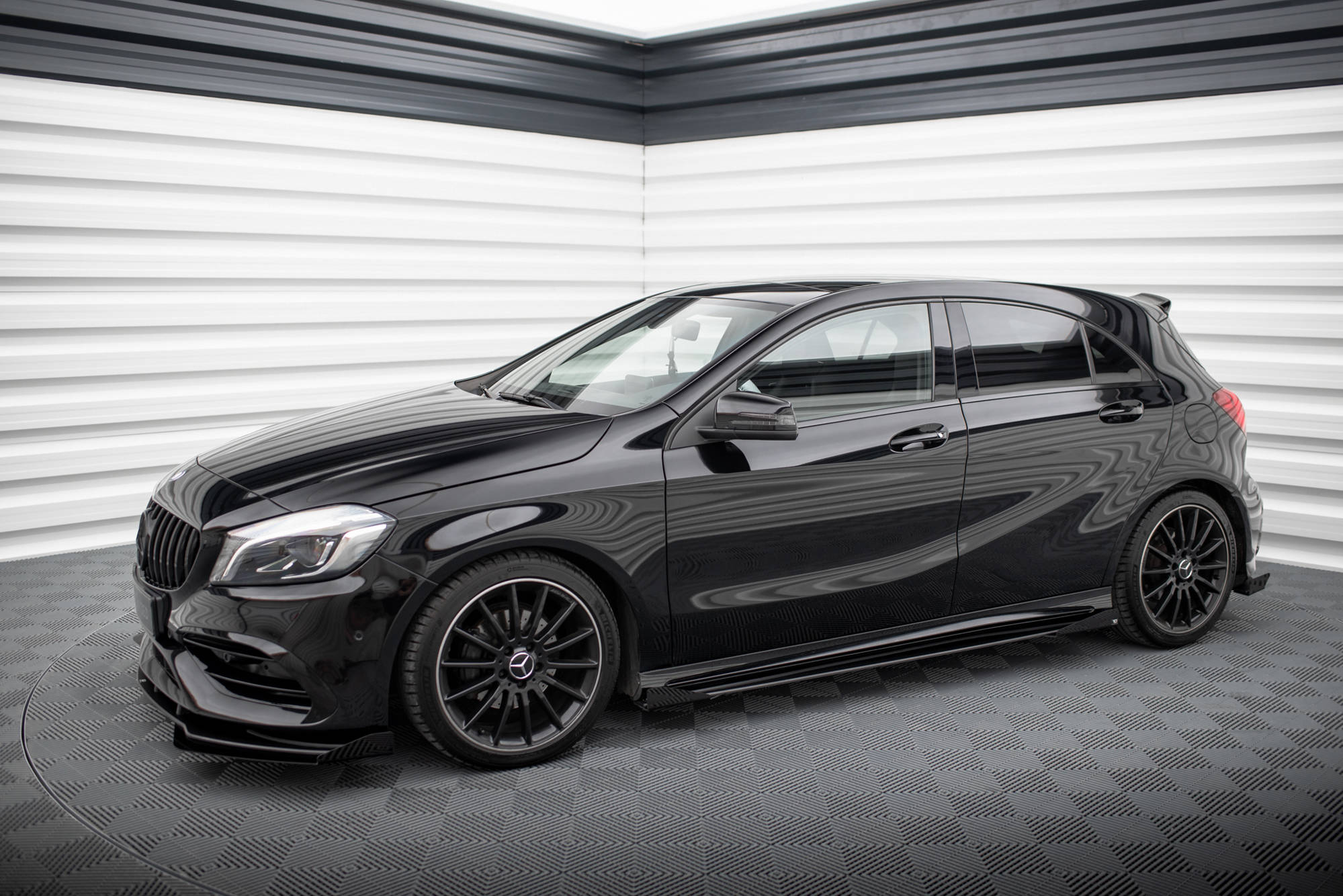 Street Pro Seitenschweller Leisten passend für Mercedes A AMG-Line W176 FL rot+ Hochglanz Flaps