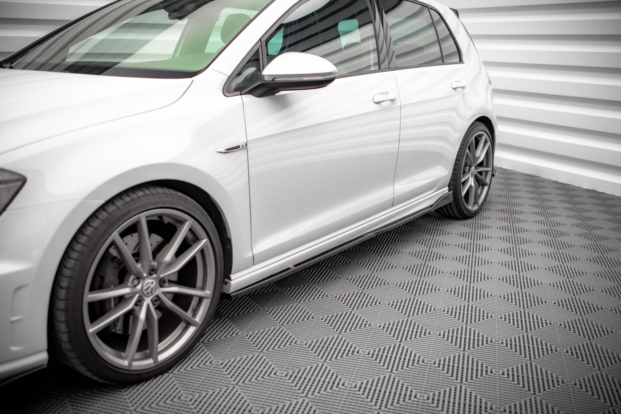 Street+ Seitenschweller Leisten V.2 passend für VW Golf R / R-Line Mk7 schwarz Hochglanz