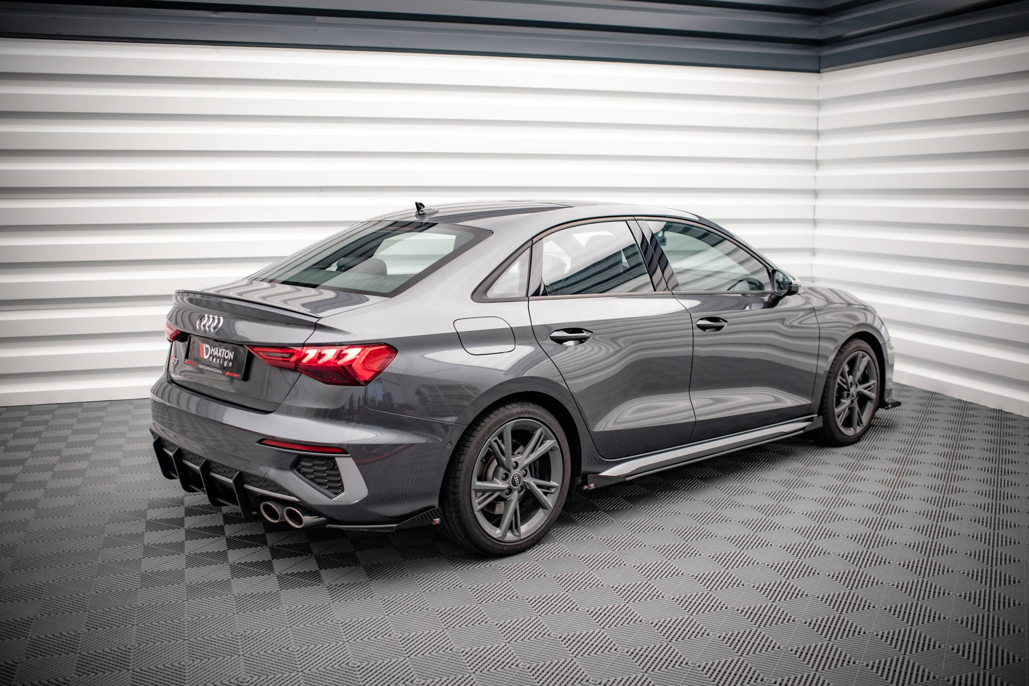 Street Pro Seitenschweller Leisten + Flaps V.1 passend für Audi S3 / A3 S-Line 8Y / 8Y FL schwarz Hochglanz